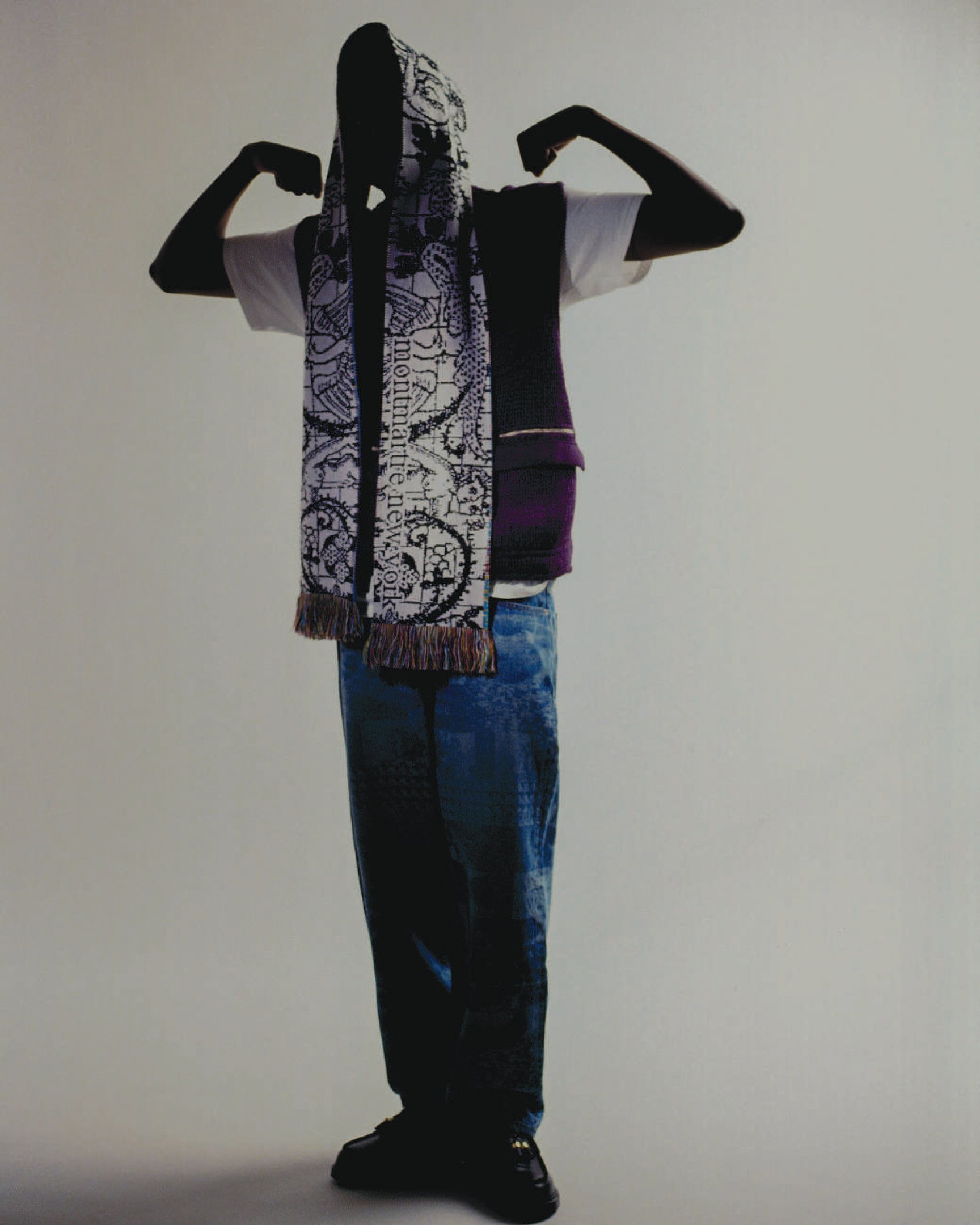 モンマルトル ニューヨークのマフラーを巻いた男性モデル