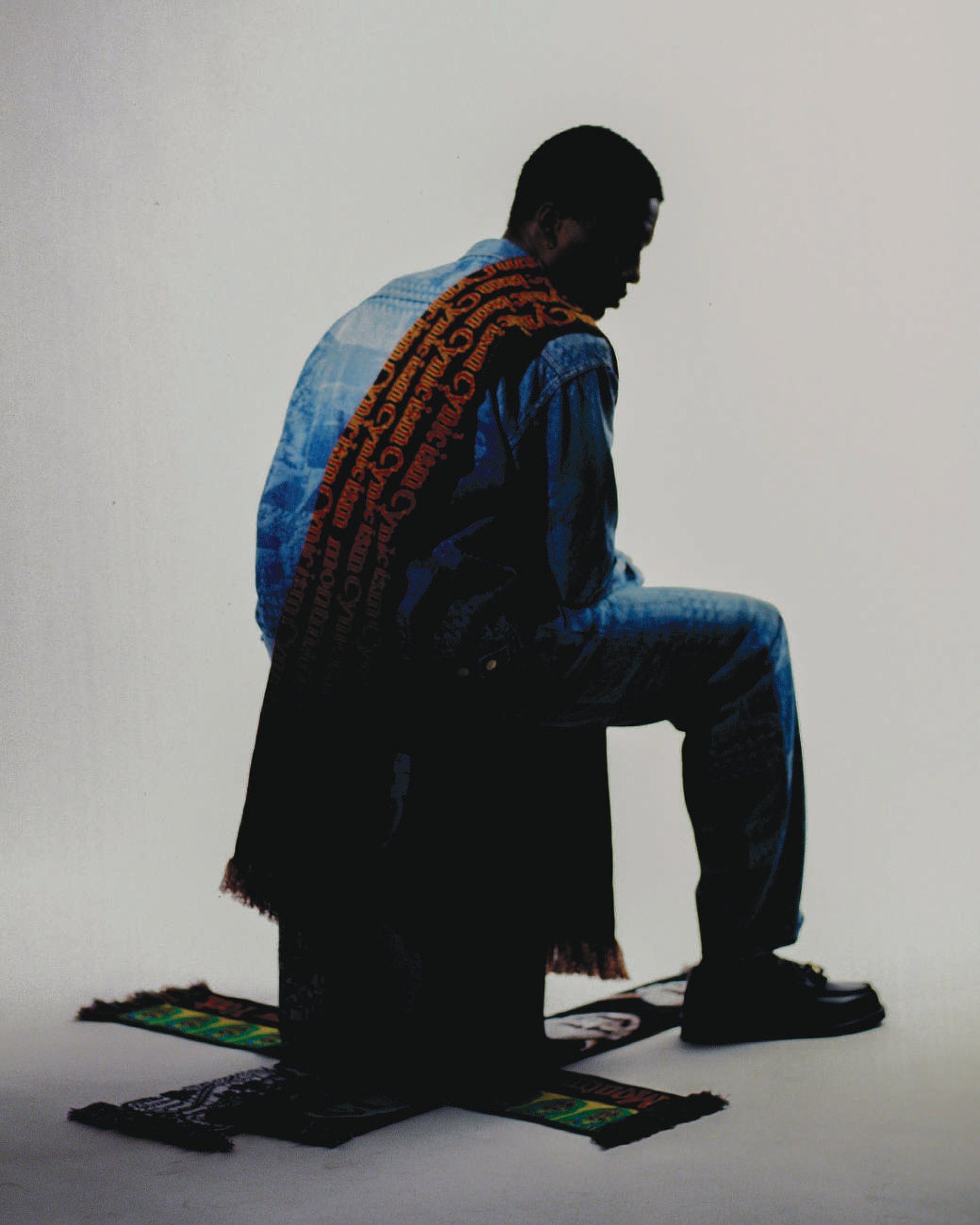 モンマルトル ニューヨークのマフラーを巻いた男性モデル