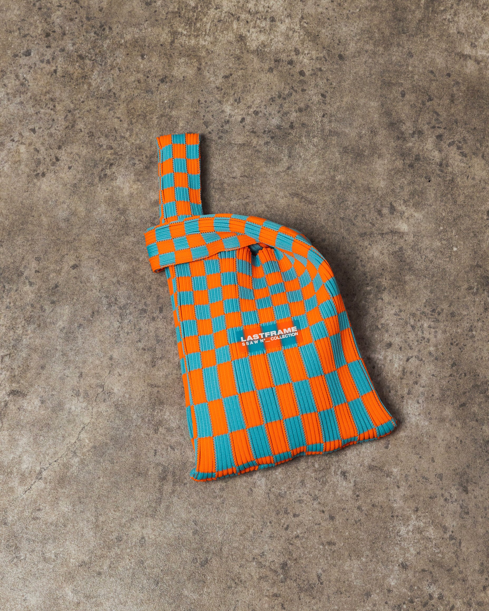 オレンジとブルーのチェック柄のバッグ