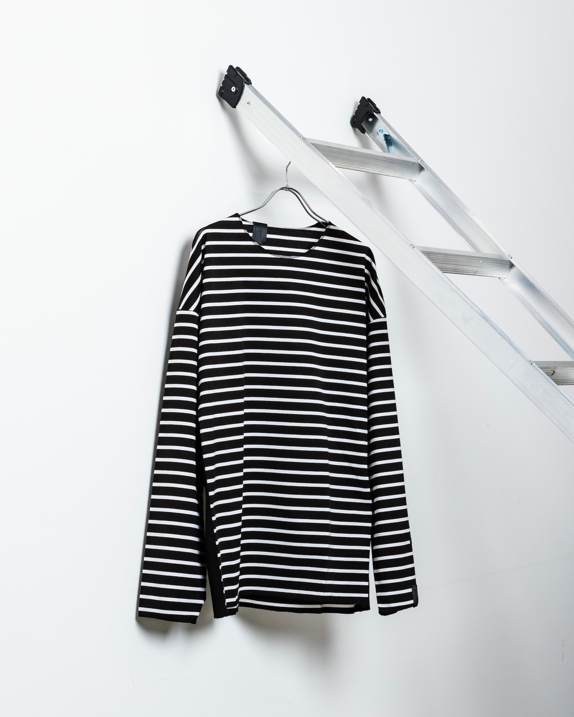 N.ハリウッドの白黒ボーダーのロンT