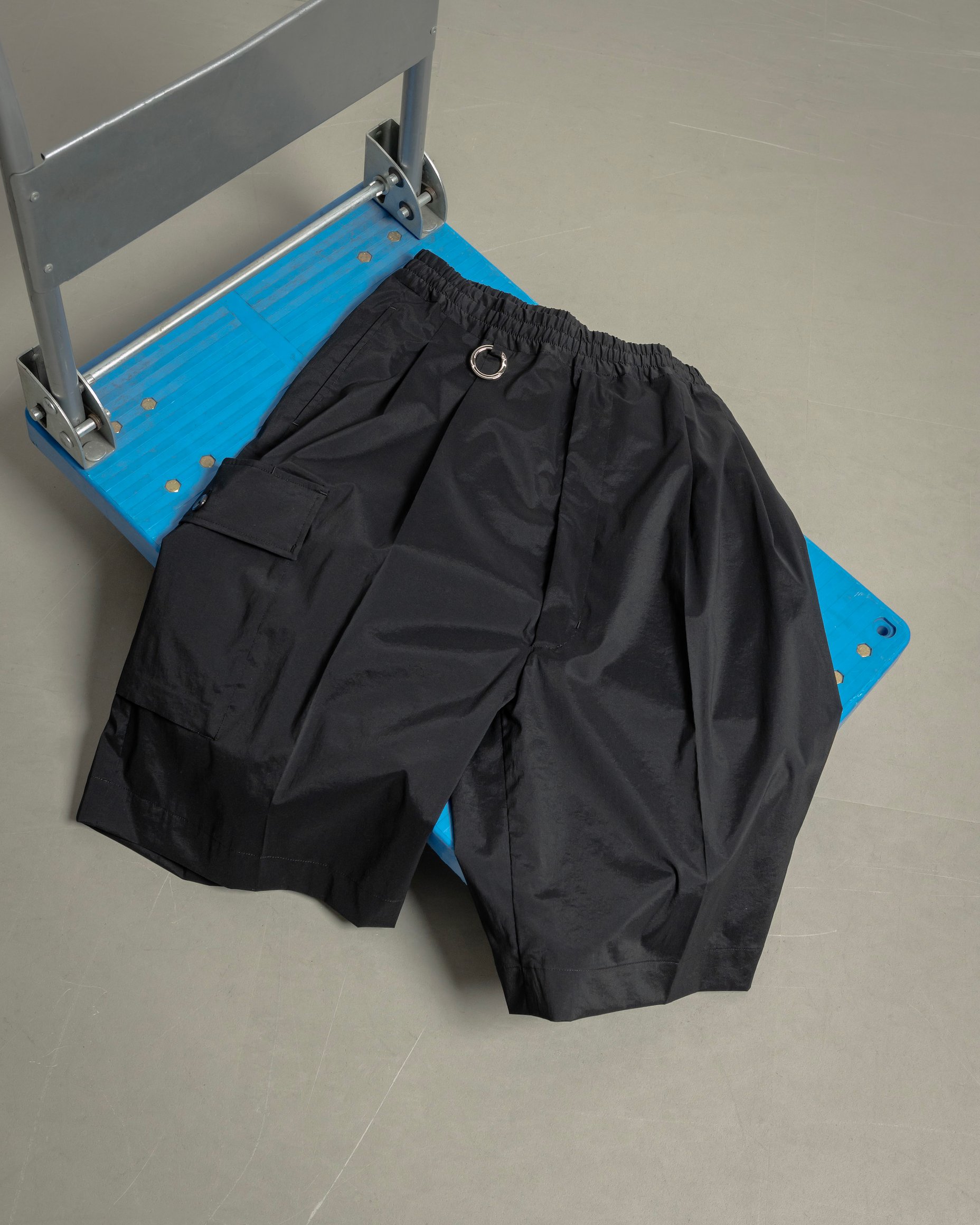 台車に乗せられたティーエイチ プロダクツのショーツ