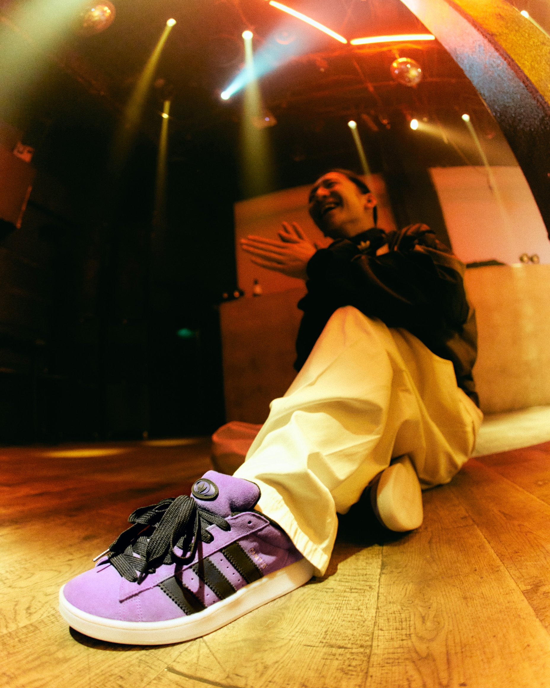 紫のスニーカーを着用した足元