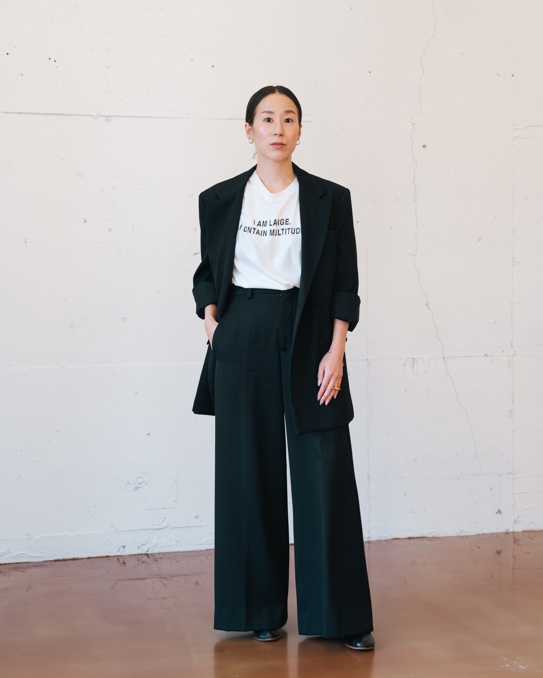 カナコサカイのTシャツを着たモデル