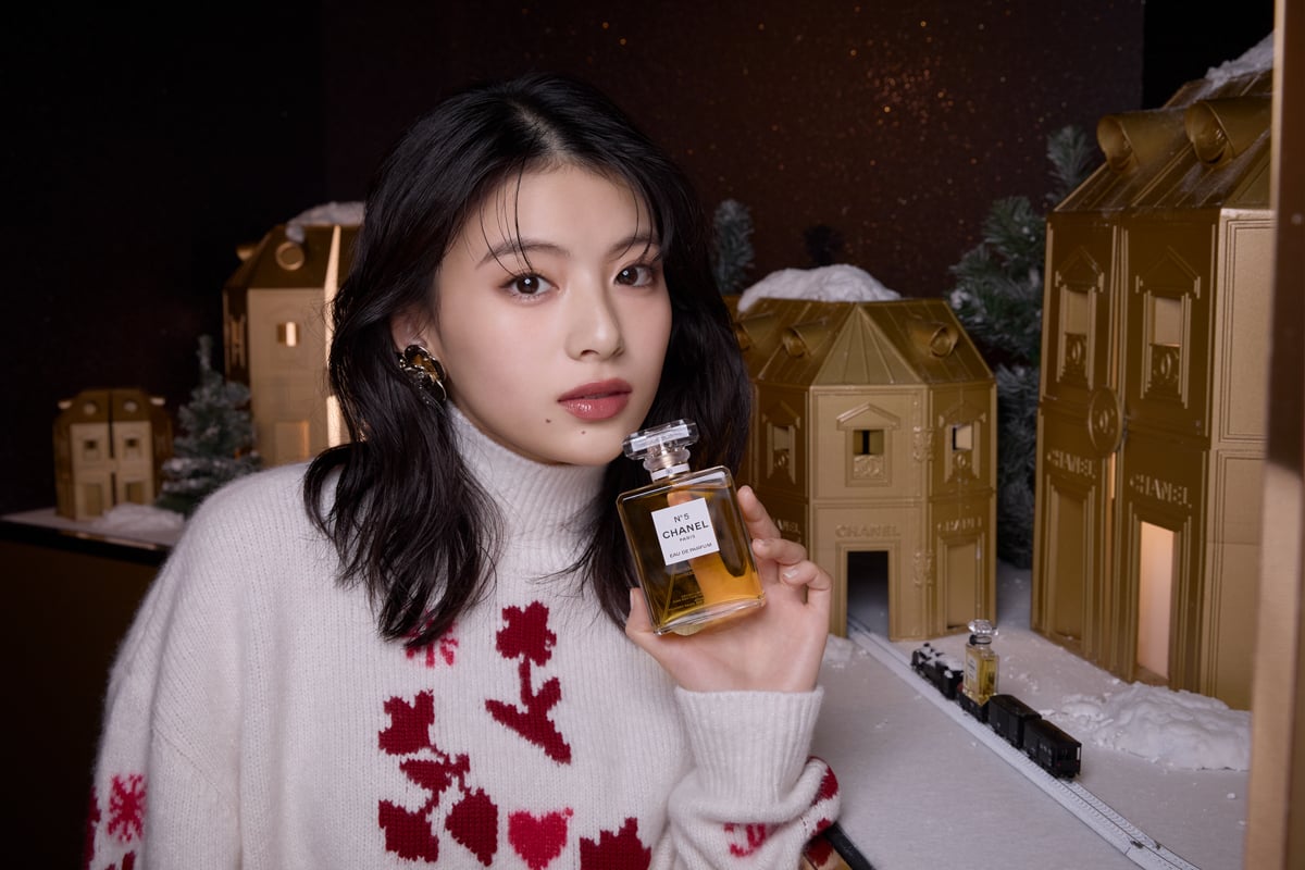 出口夏希が「シャネル」のフレグランスと迎えるホリデー 心ときめく