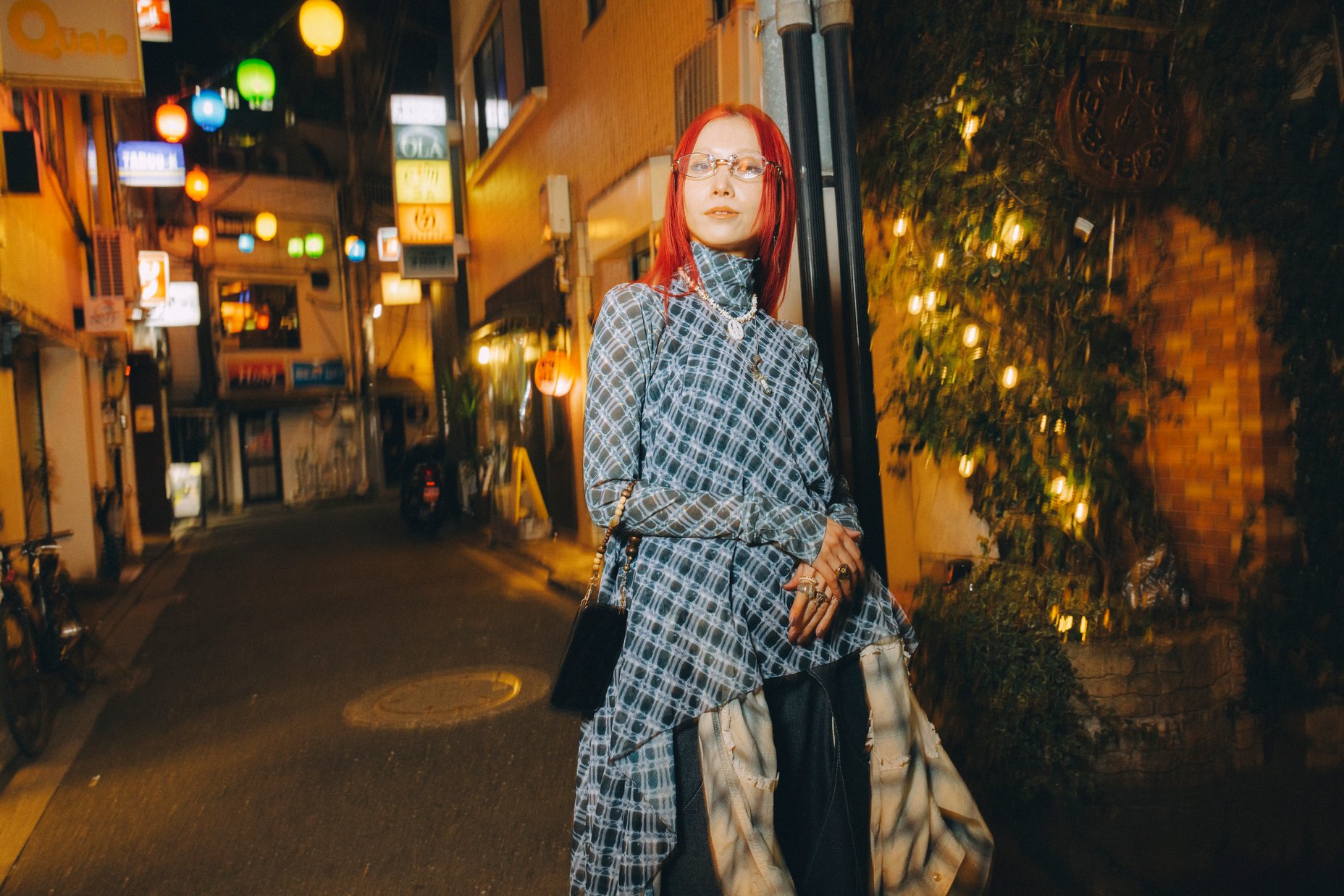 ハトラのローブを着たモデル