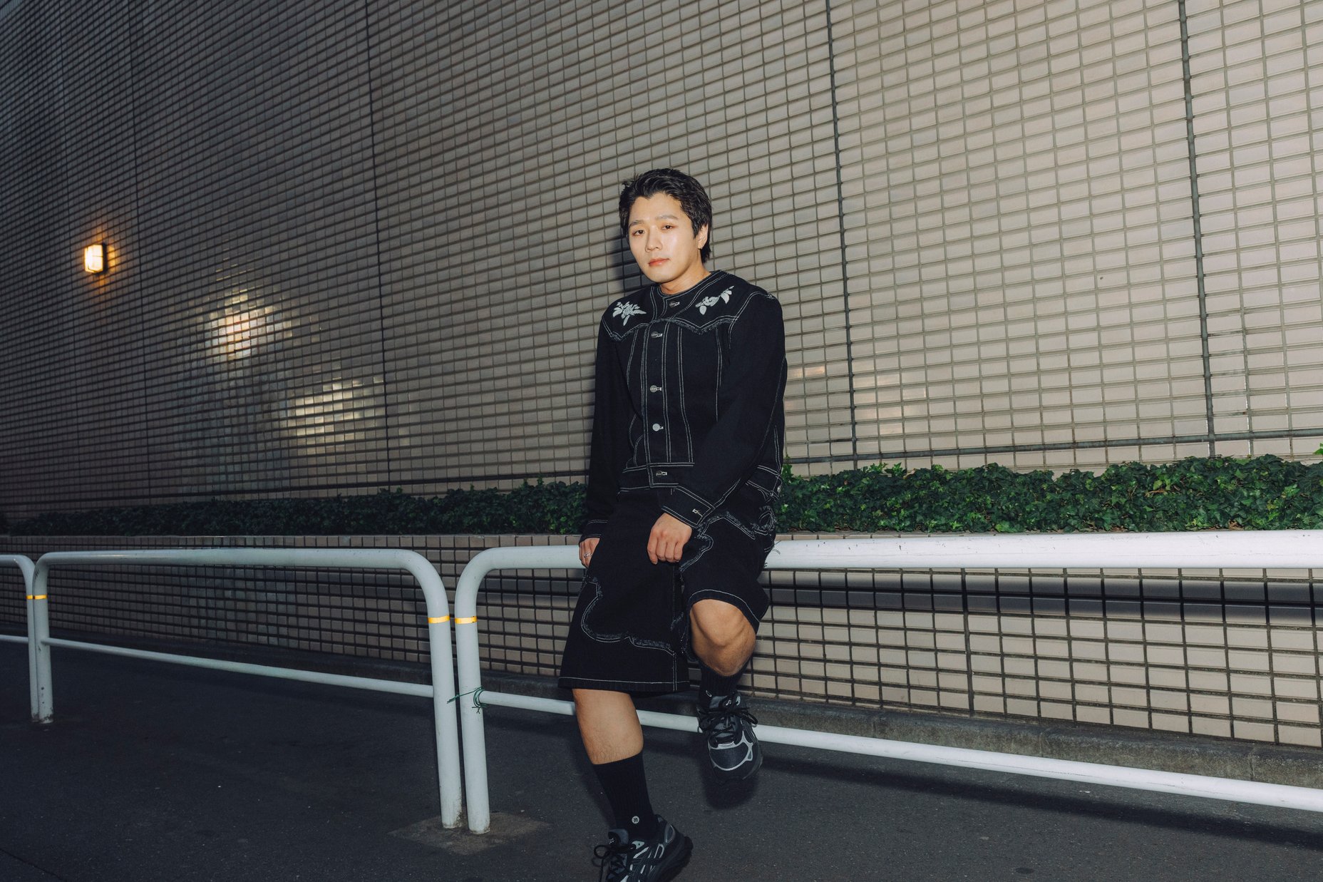 ヴィヴィアーノのセットアップを着たモデル