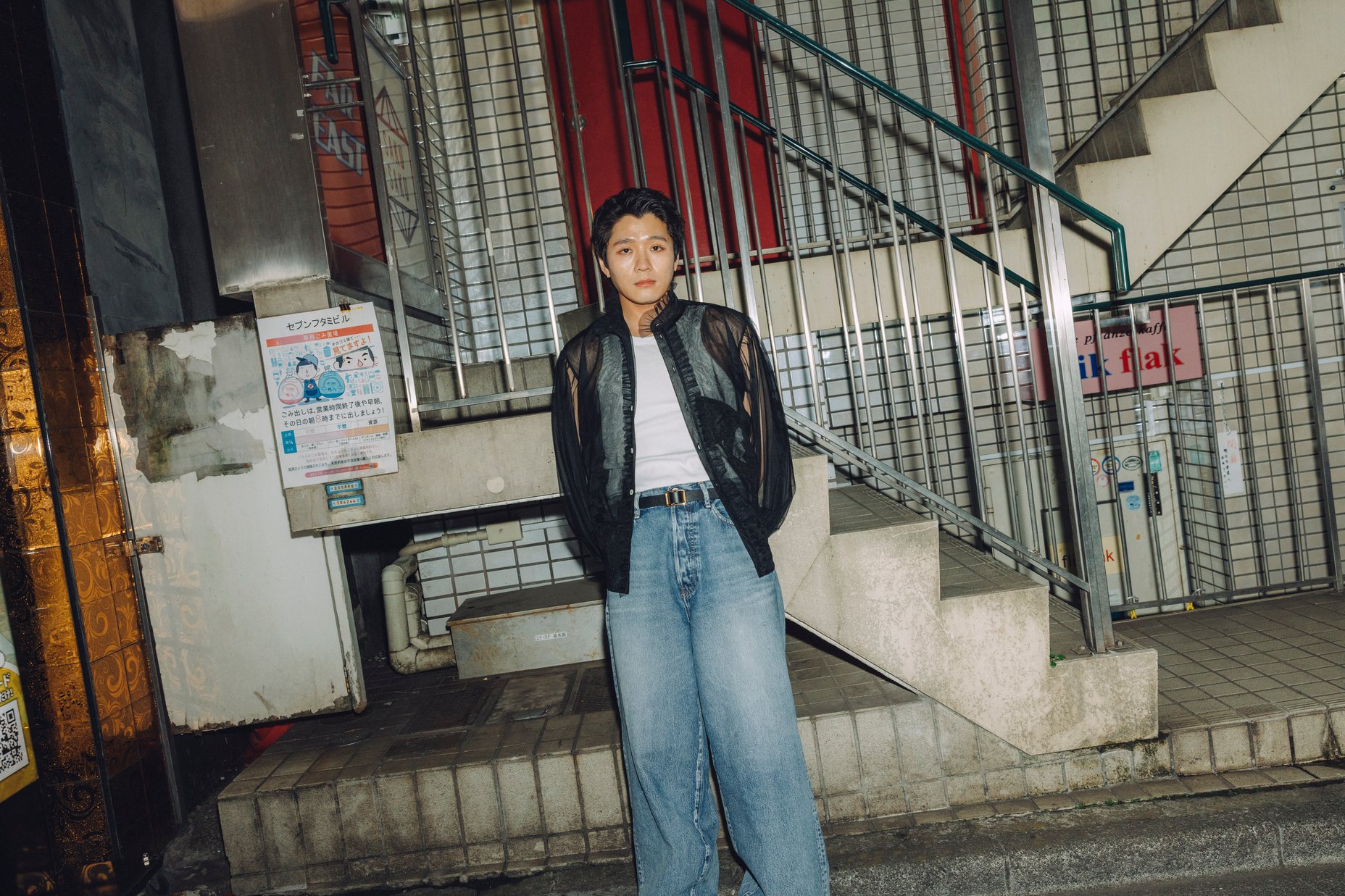 ヴィヴィアーノのチュールシャツを着たモデル