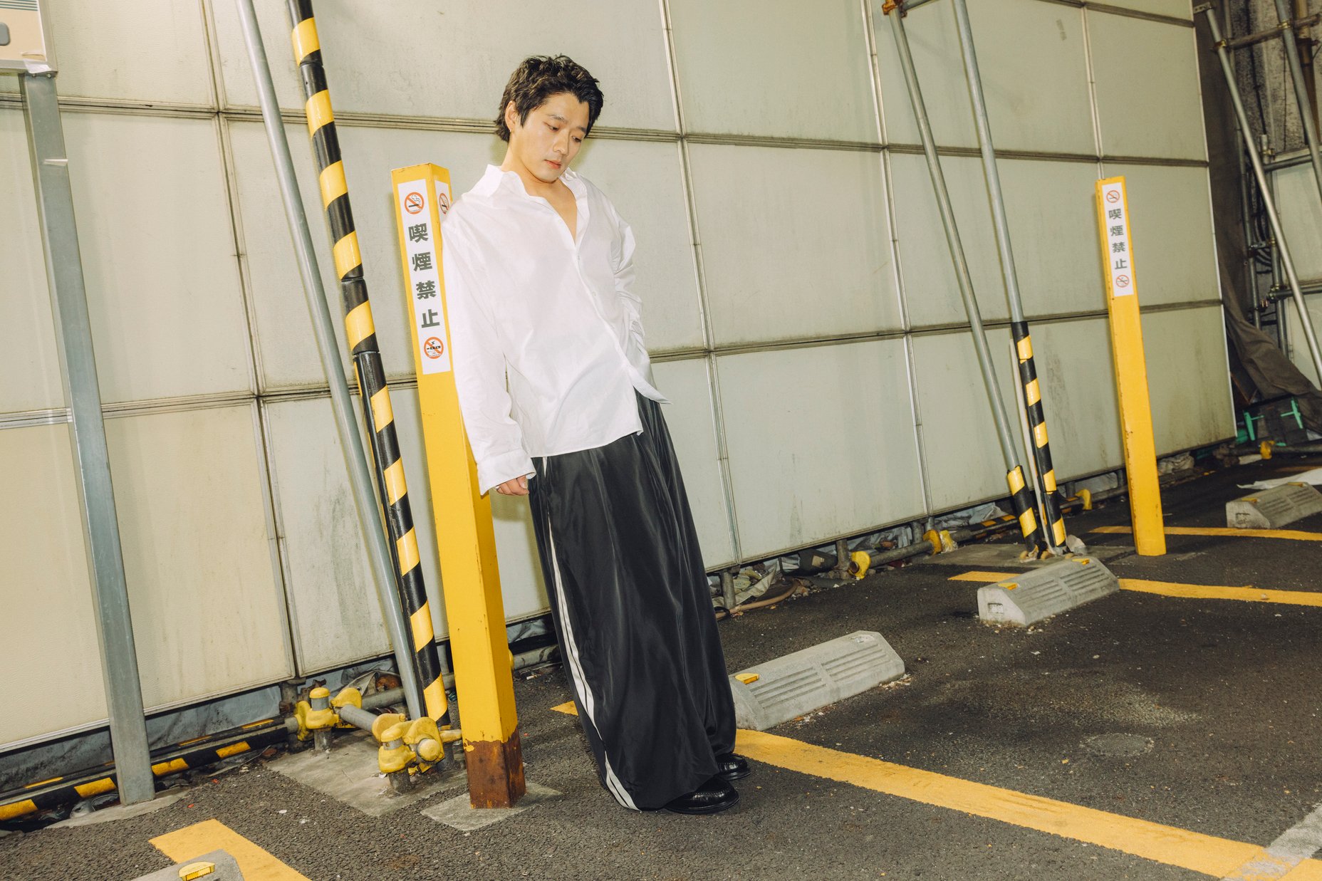 ヴィヴィアーノのボトムスを穿いたモデル