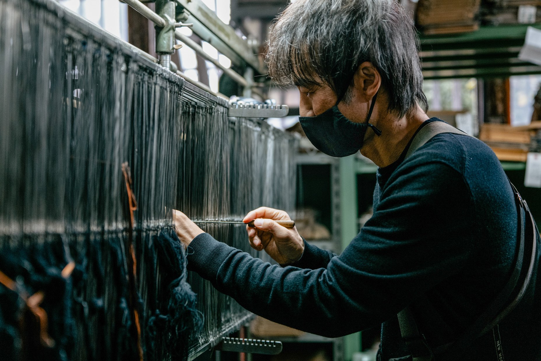 綜絖通し（葛利毛織工業株式会社 社長の手元）