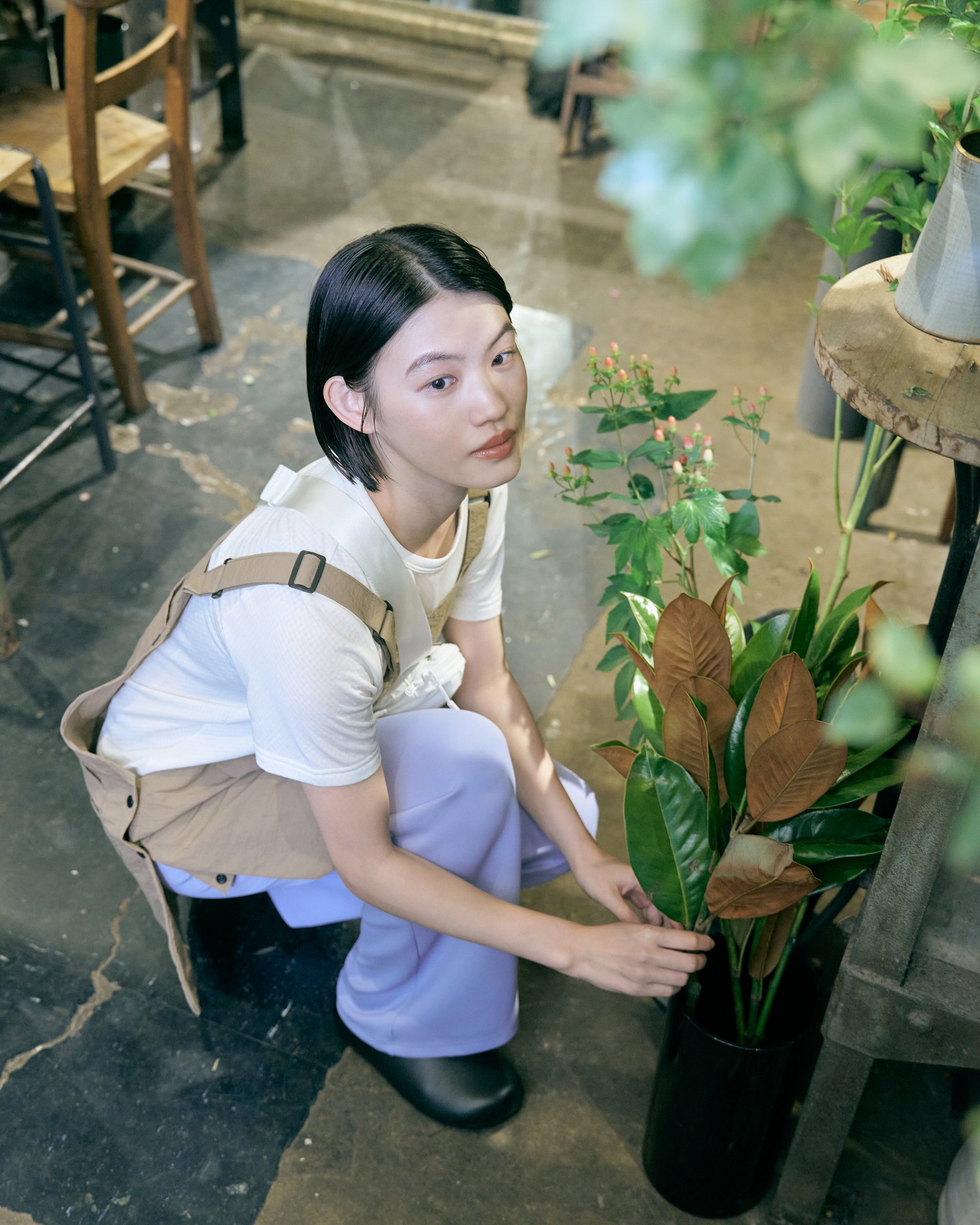 花屋の店番をする女性