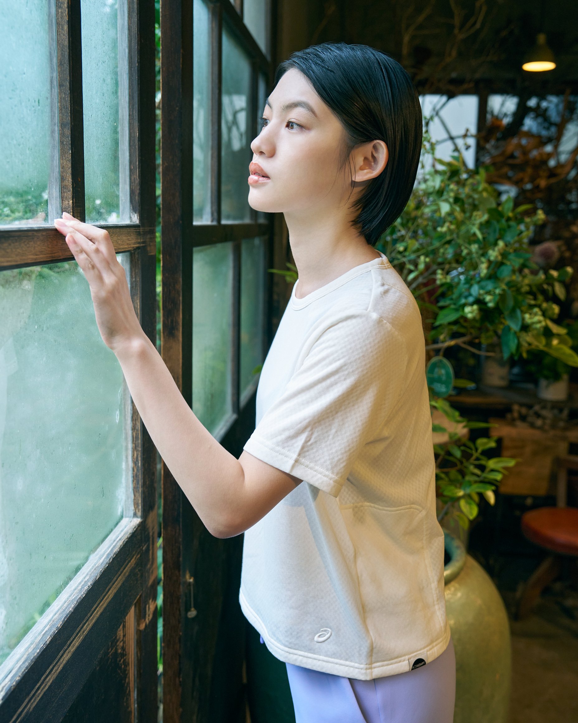 花屋の店番をする女性