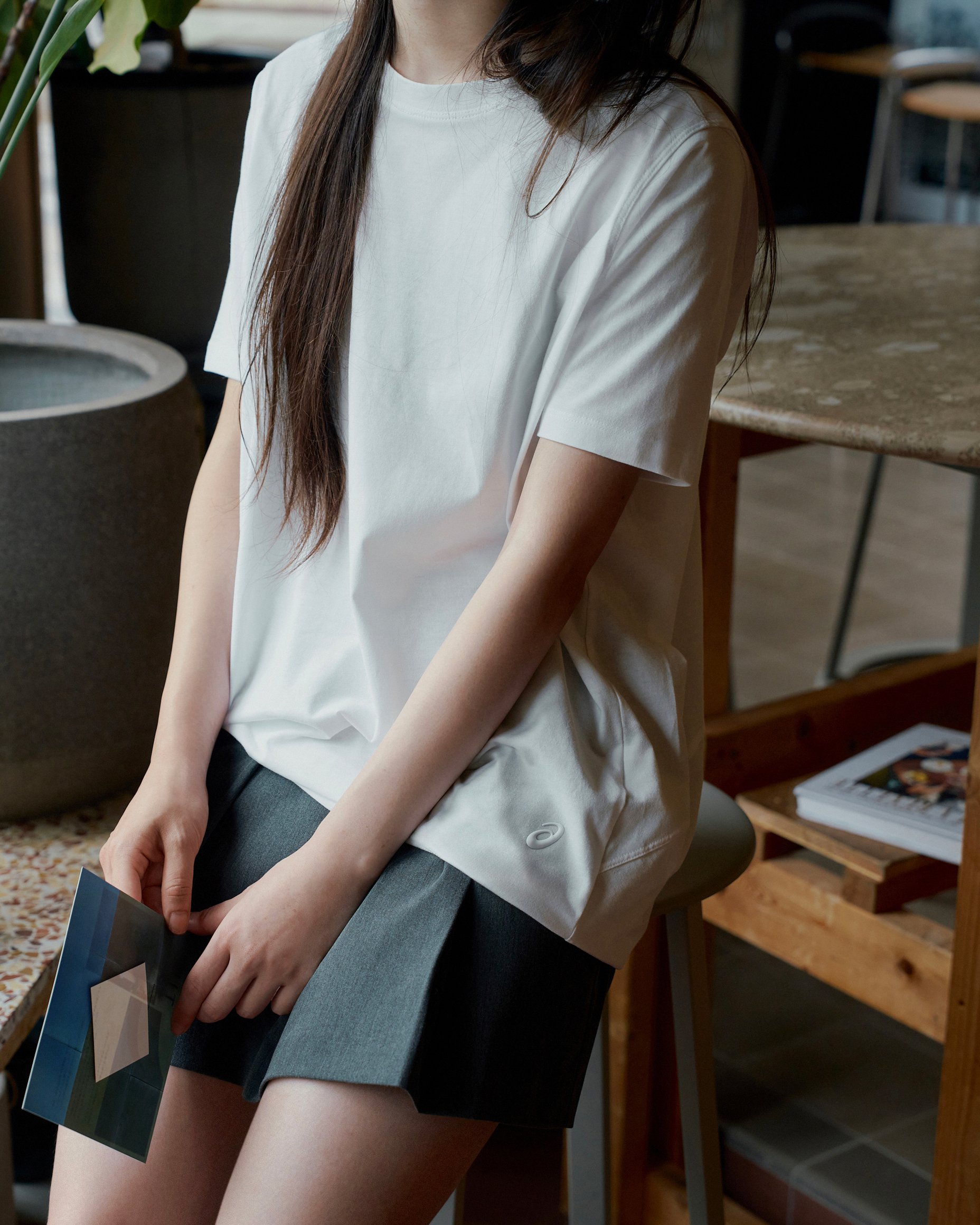 アシックスのTシャツを着た女性