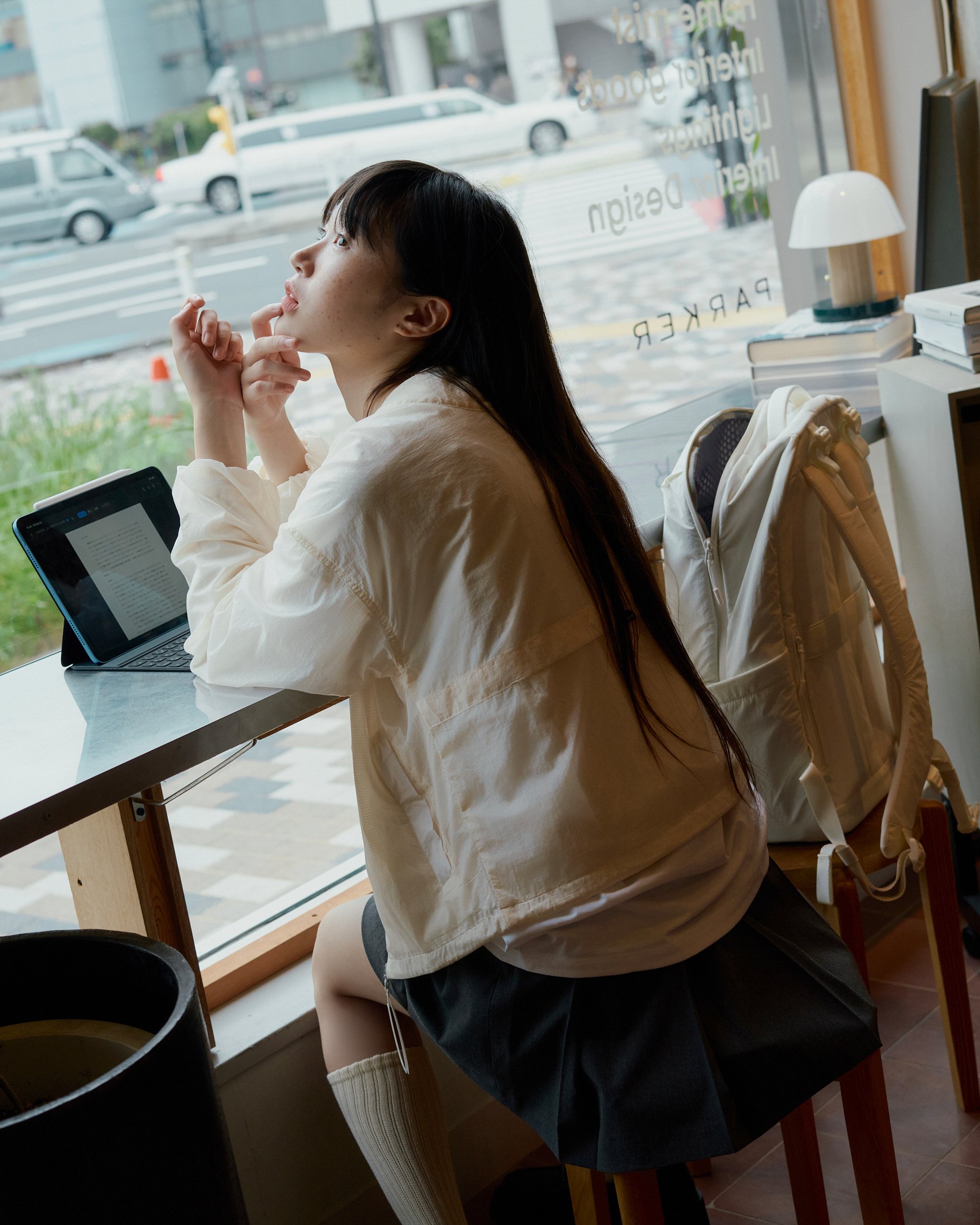 アシックスのジャケットを着た女性