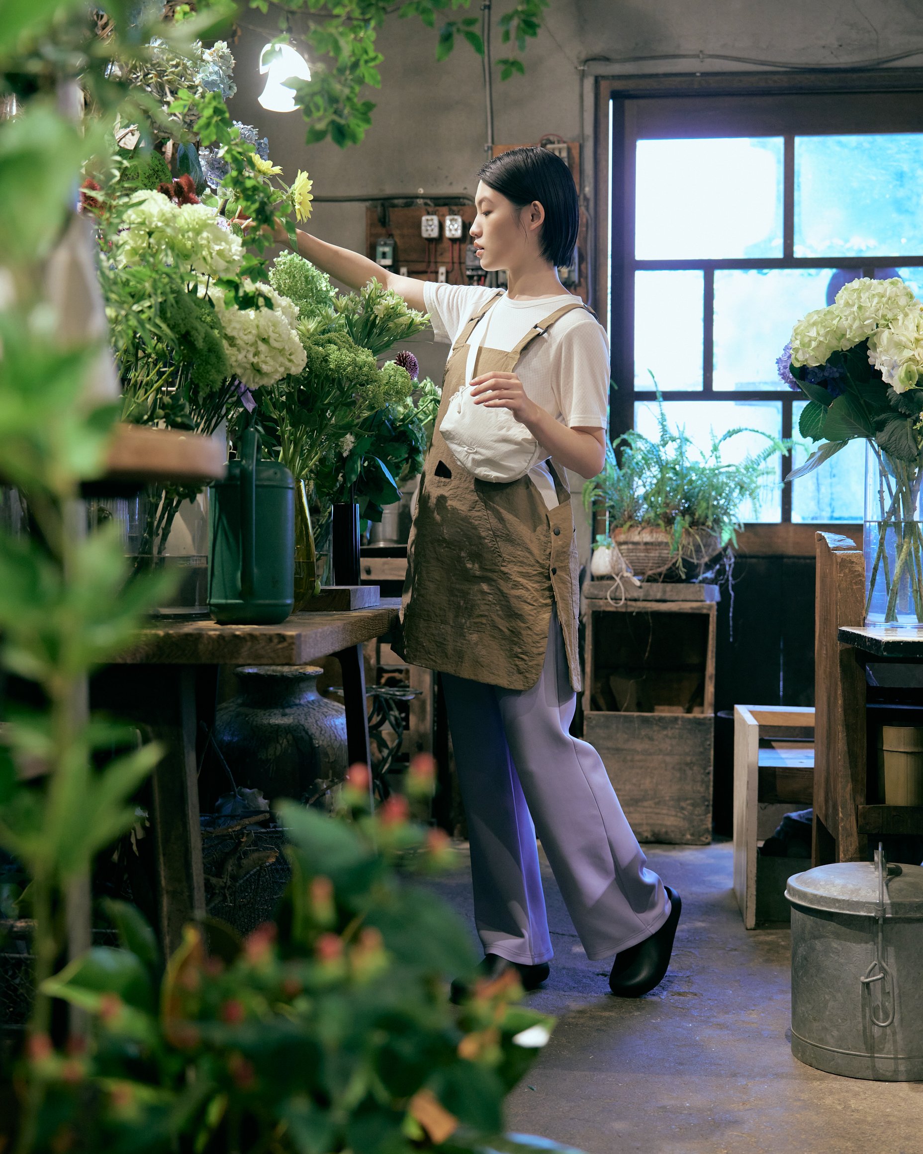 花屋の店番をする女性