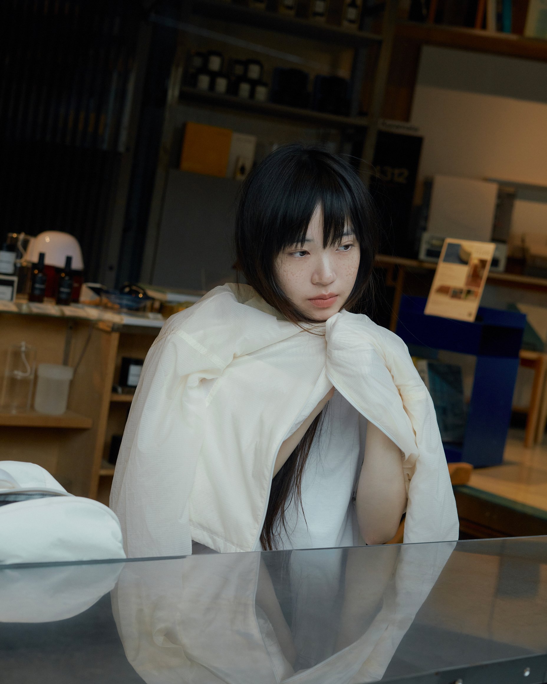 アシックスのジャケットを着た女性