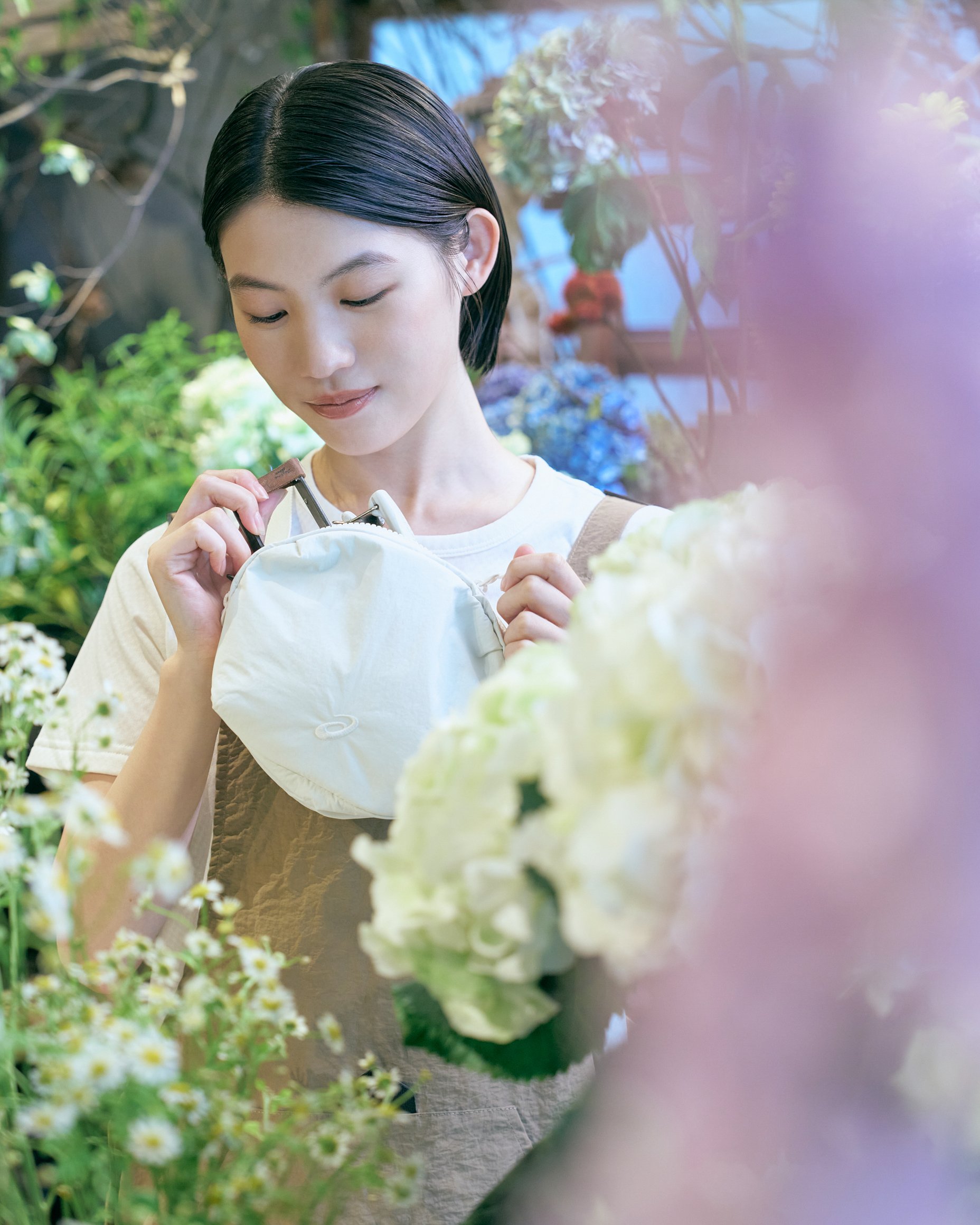 花屋の店番をする女性