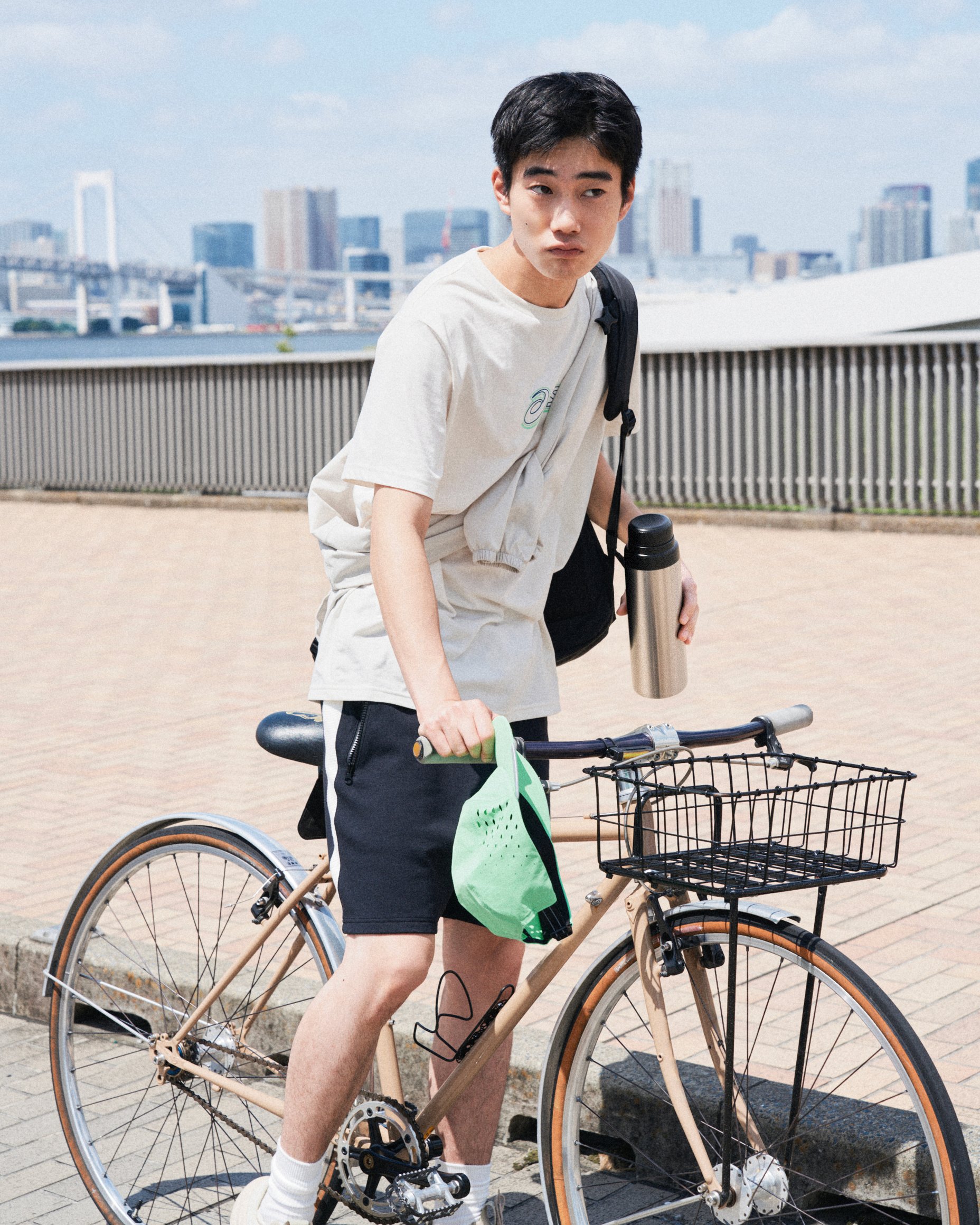 自転車で下校している男性