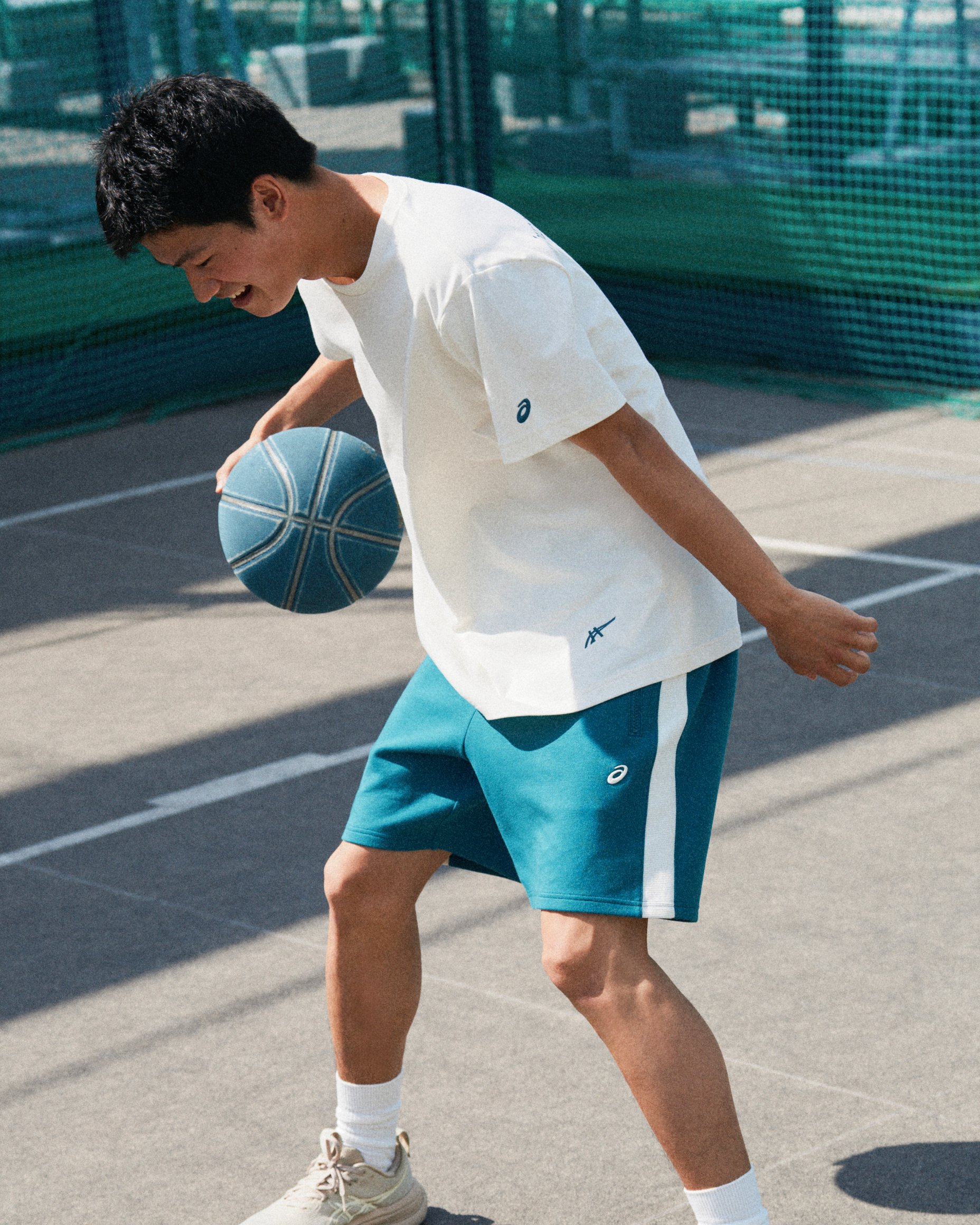 バスケをしている男性