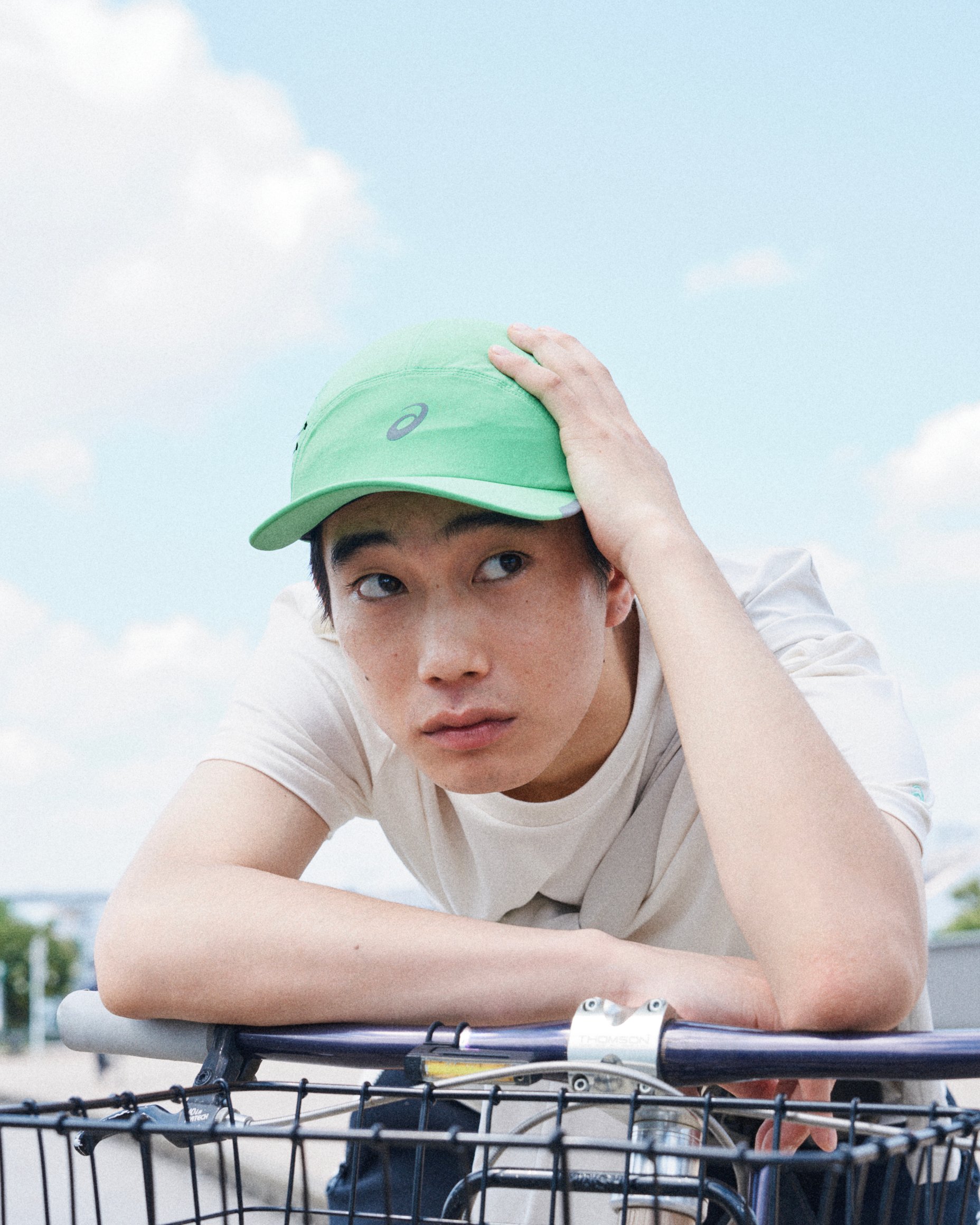 自転車で下校している男性