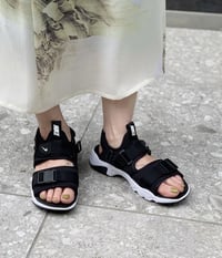 レジャーも都会も この夏頼れる Nike のハイテクサンダル