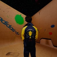 アディダス オリジナルス×ヒューマン メイド新作、スカジャン風