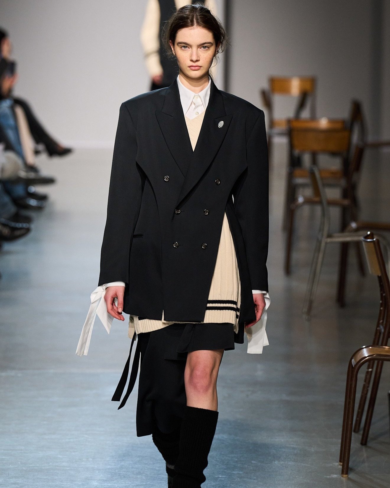 イレニサの洋服を着用した女性モデル