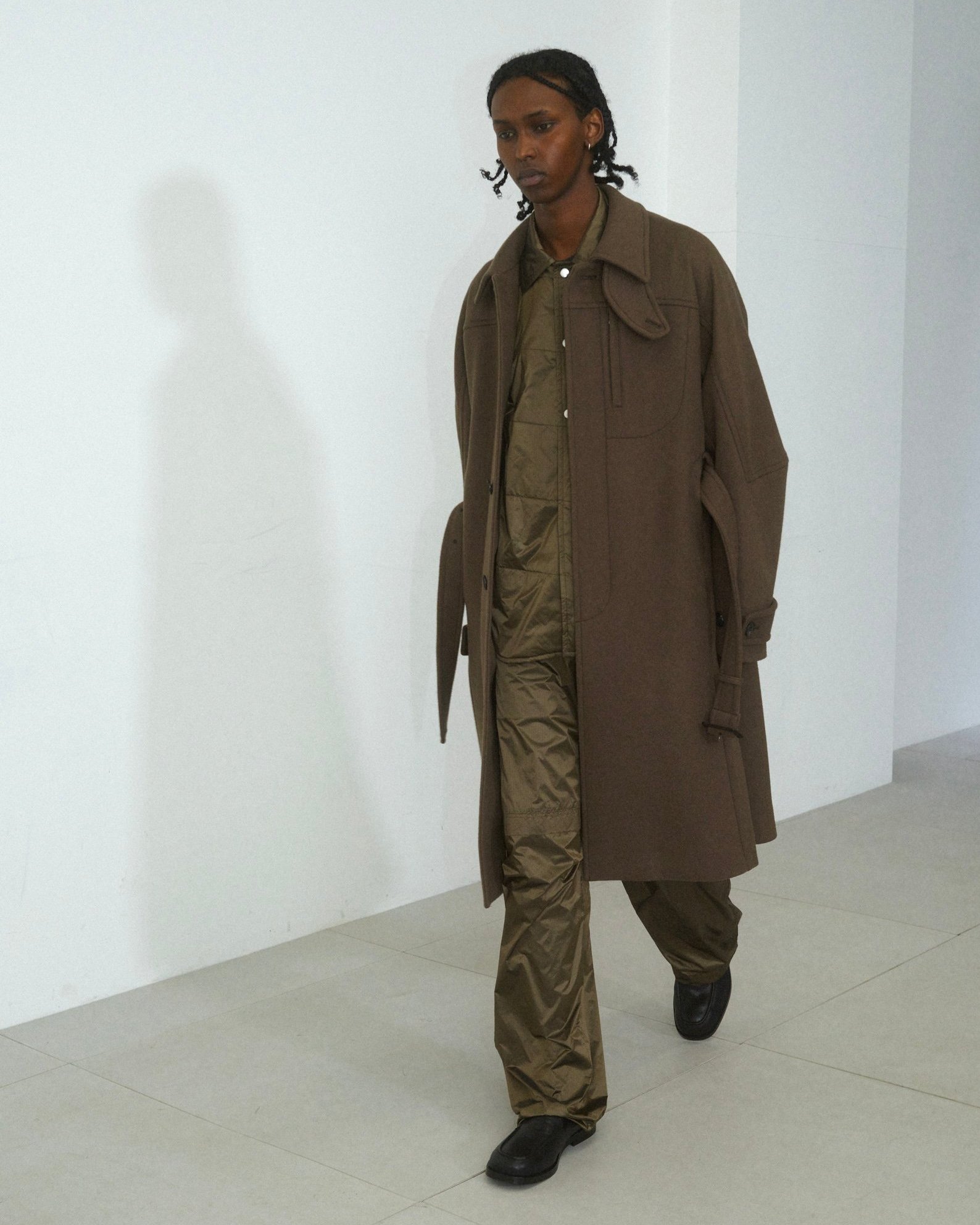 NTNの洋服を着たモデル