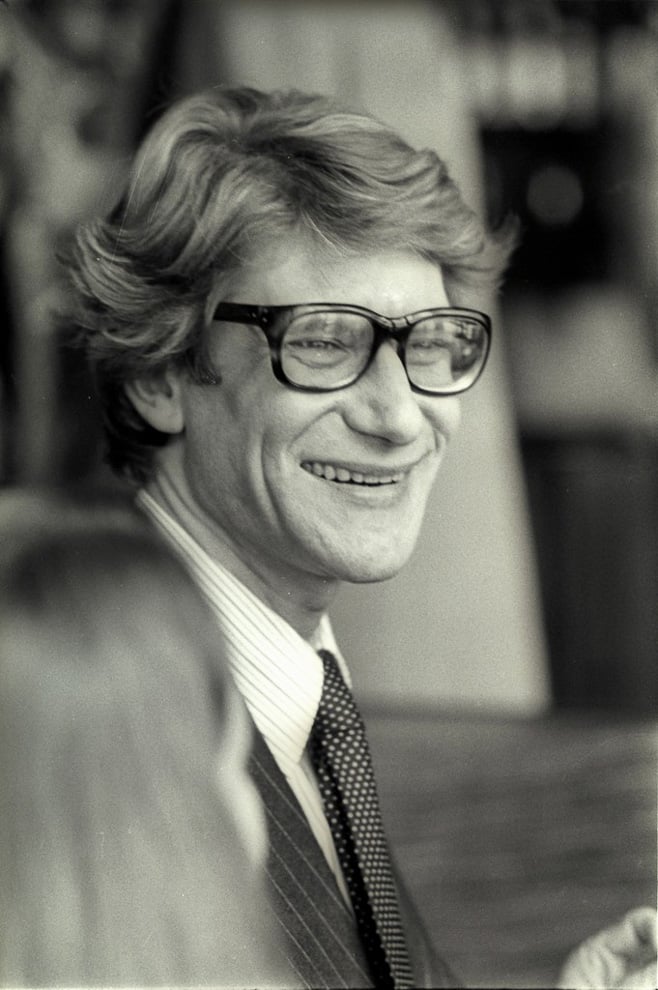 イヴ サンローランのデザイナー人生を紐解く展覧会 イギリスで開催