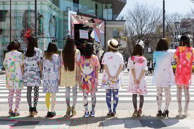 アートを身近に ワンピースとタイツ が札幌で原画展 現地アーティストによる新作も