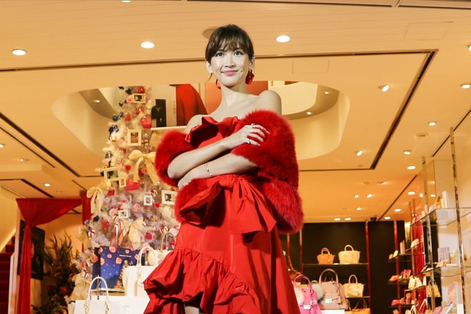 サマンサタバサ 表参道の新店舗にledクリスマスツリー登場 紗栄子が点灯