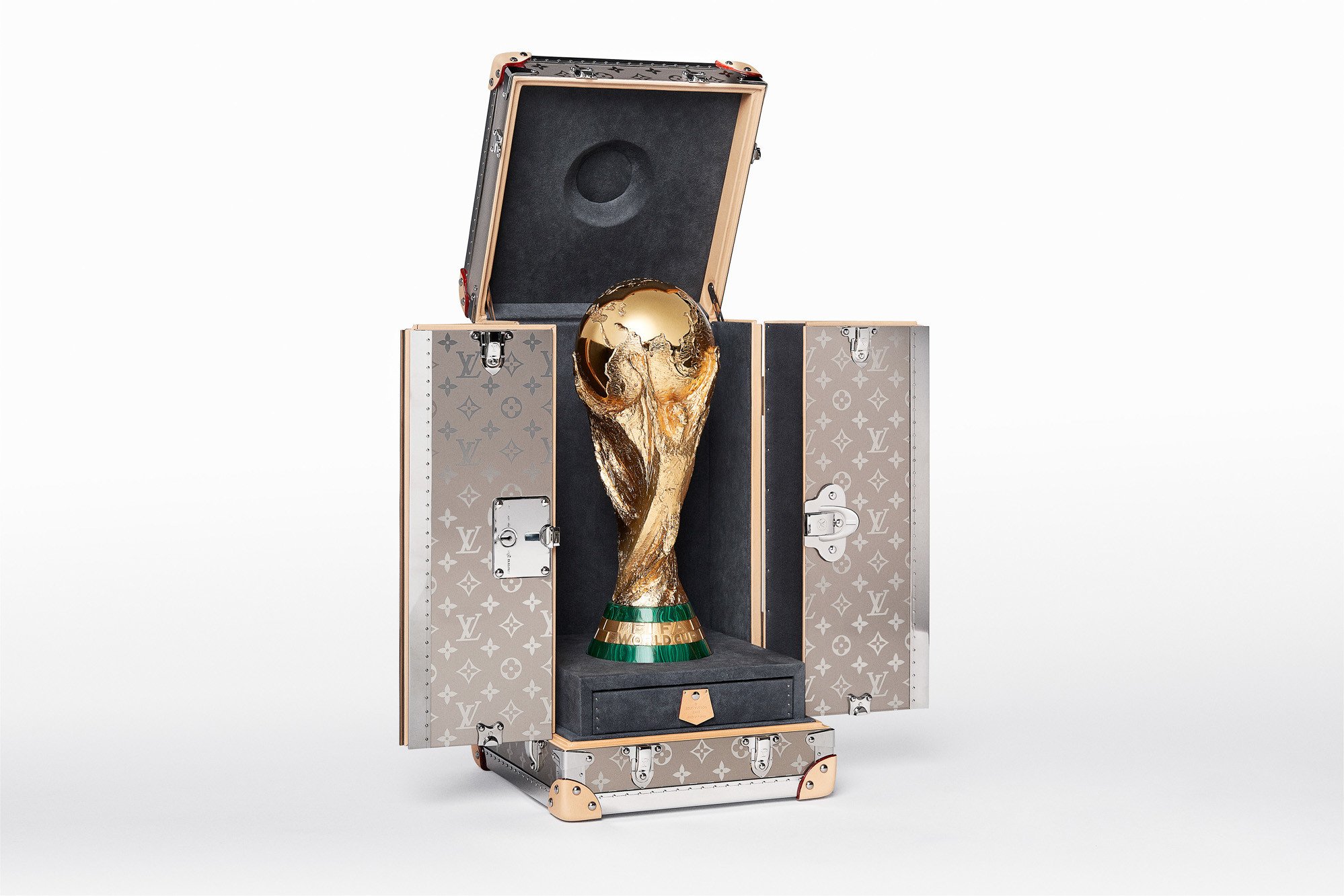 ルイ ヴィトンがロシアw杯のトロフィーケース制作 サッカーボールのような限定バッグ発売も