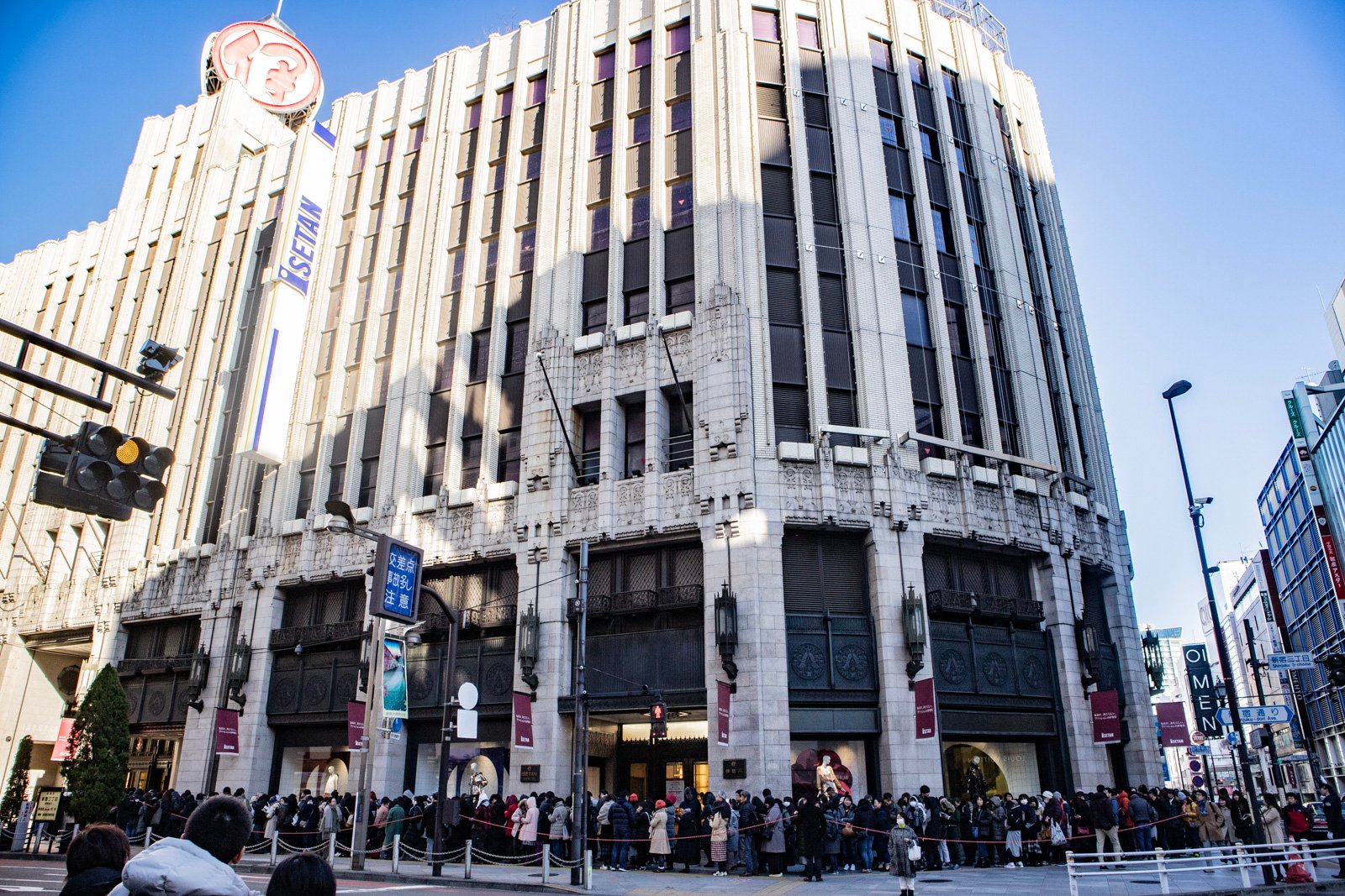 伊勢丹新宿店が7年ぶりに初売りとセールを同時開催 1万人以上の大行列に