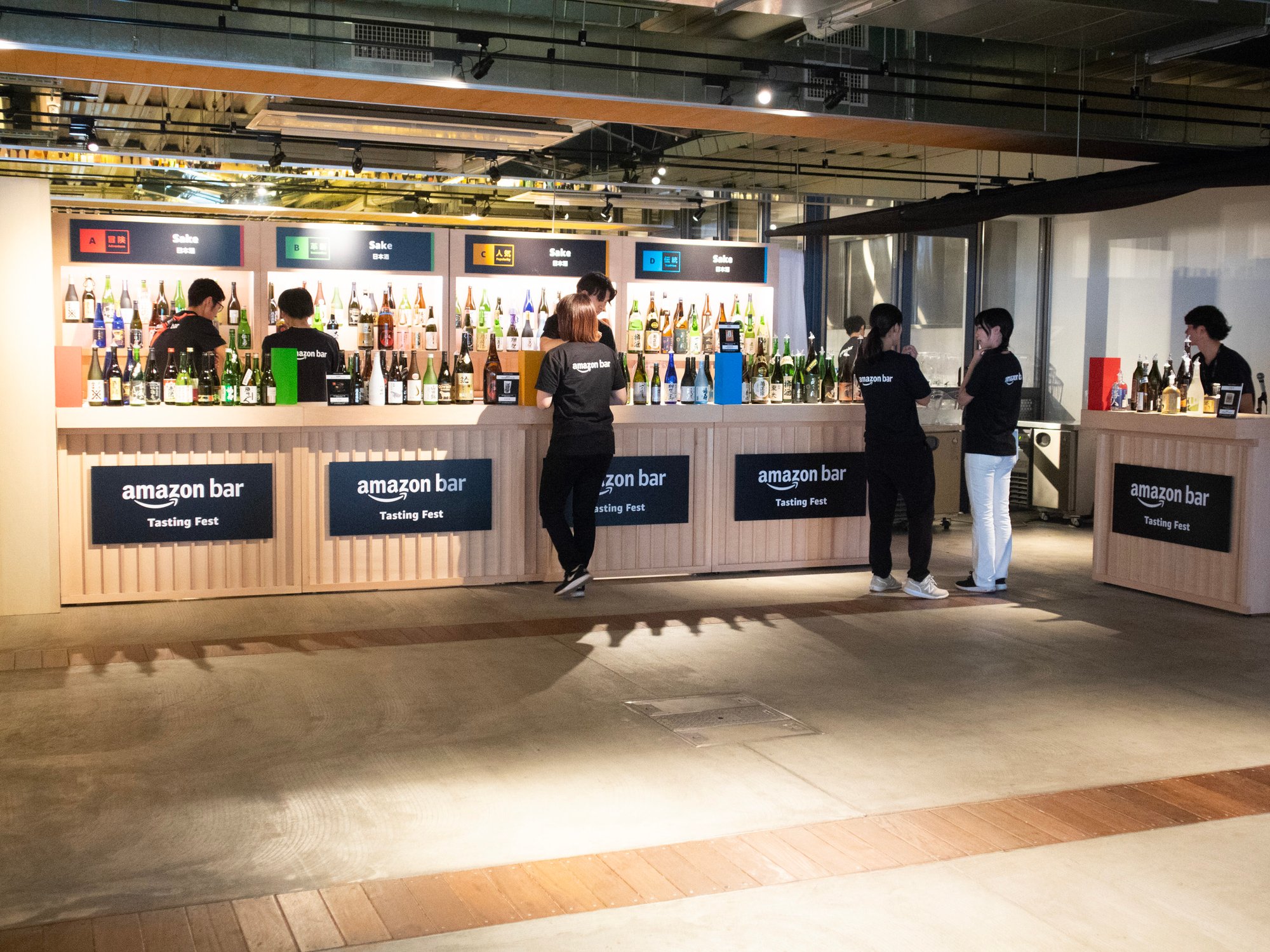 アマゾンの期間限定バー「Amazon Bar」が2年ぶりに開催、約720種類の酒が集結