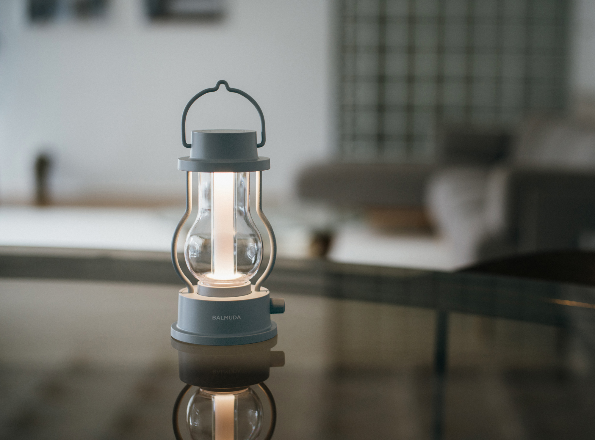 バルミューダ」キャンドルのように揺らめくLEDランタンに限定色が登場