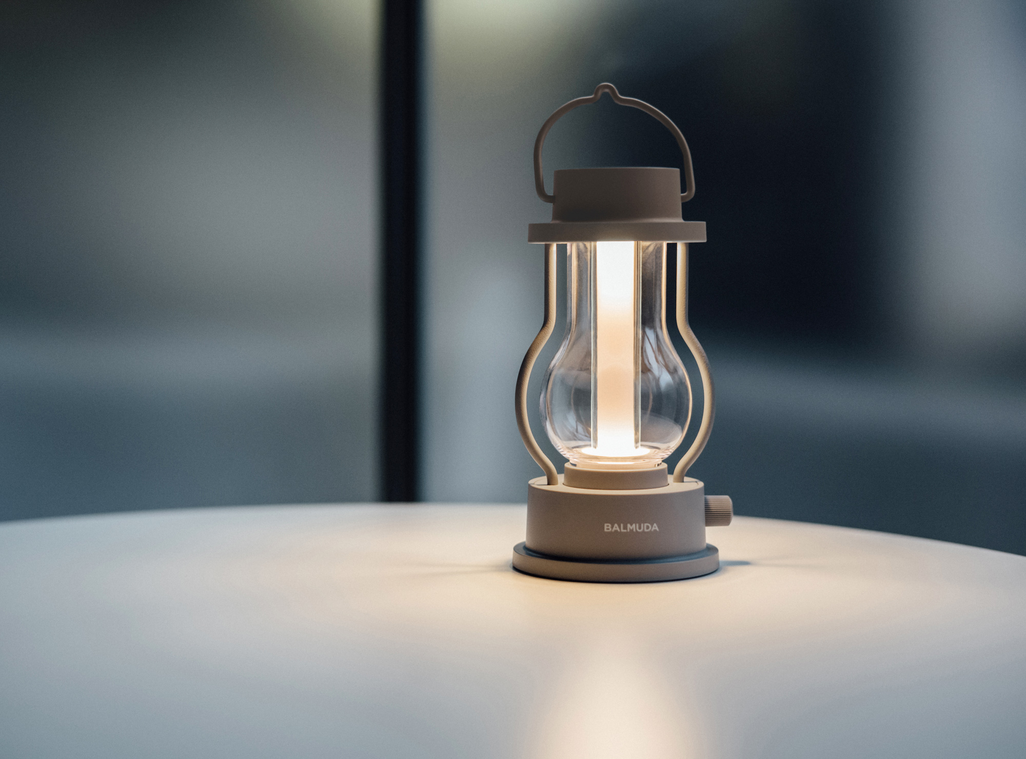 バルミューダ」キャンドルのように揺らめくLEDランタンに限定色が登場
