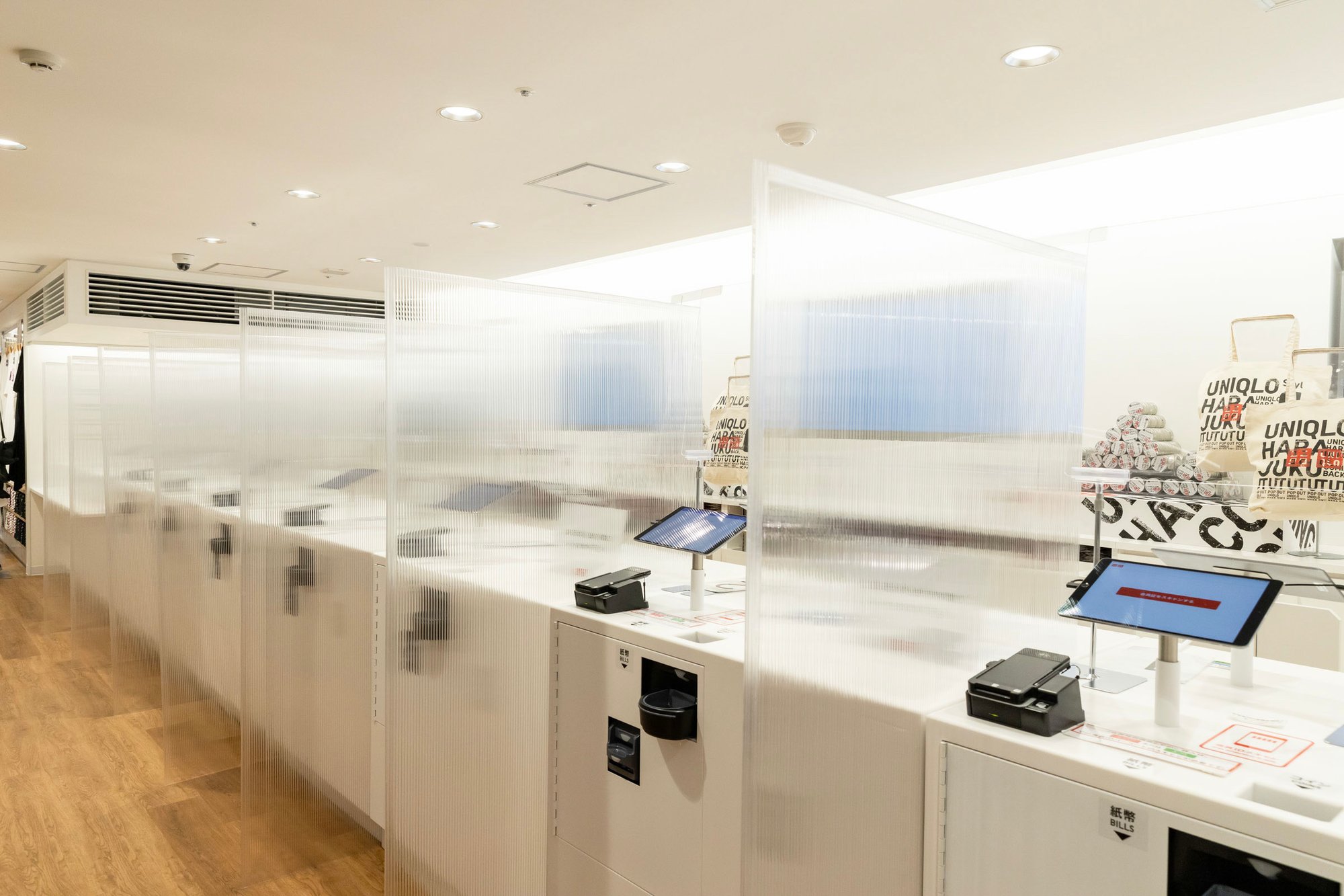 ユニクロ史上"最も若者受けする"店舗が誕生、1フロア丸ごとUT売り場の原宿店内部を公開