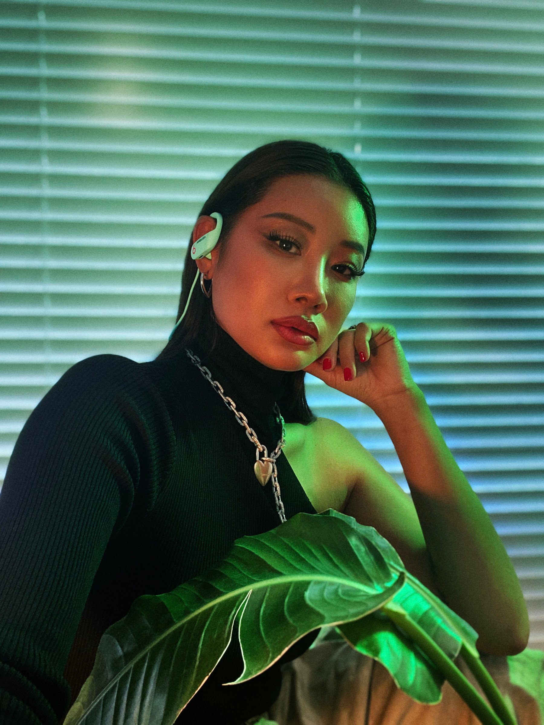 アンブッシュがビーツとコラボ 暗闇で光るワイヤレスイヤホン発売