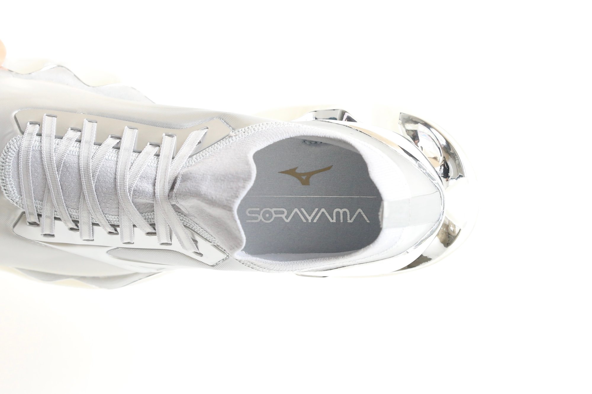 ミズノ 空山基が手掛けたシューズ発売 シルバーカラーの近未来的なデザインに