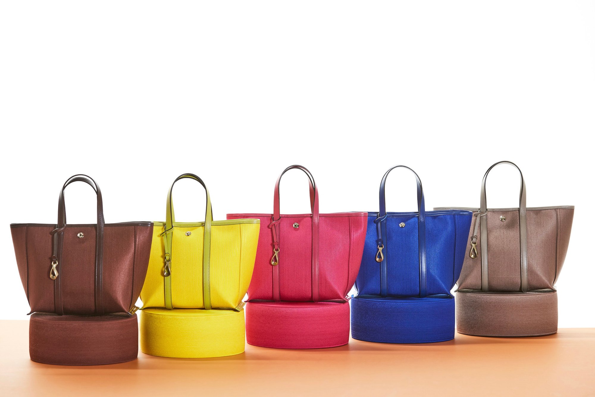 バッグブランド エティアム がポップアップでゴム素材などの新作バッグを発売