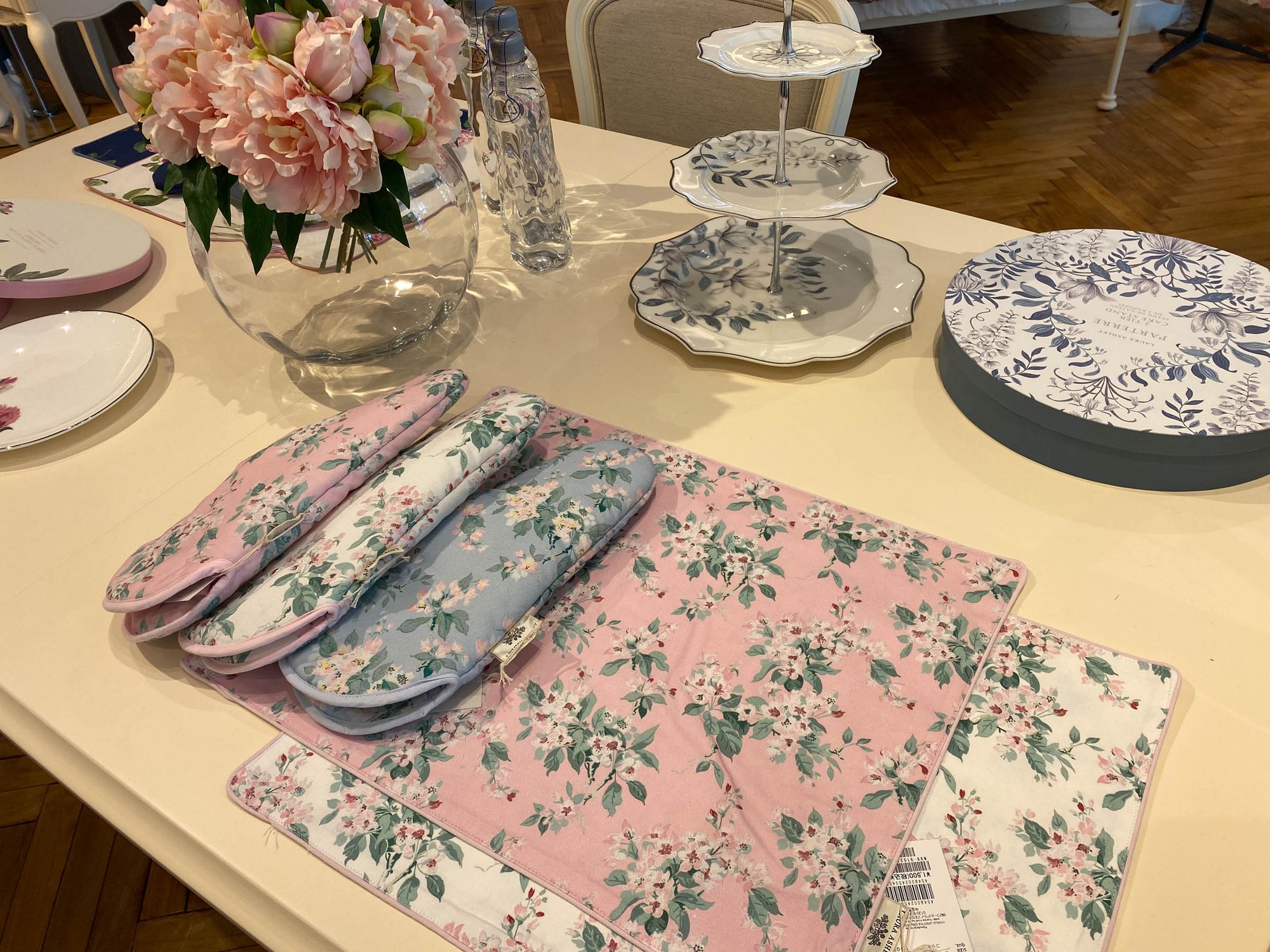 LAURA ASHLEY テーブル 売場展開中！！！