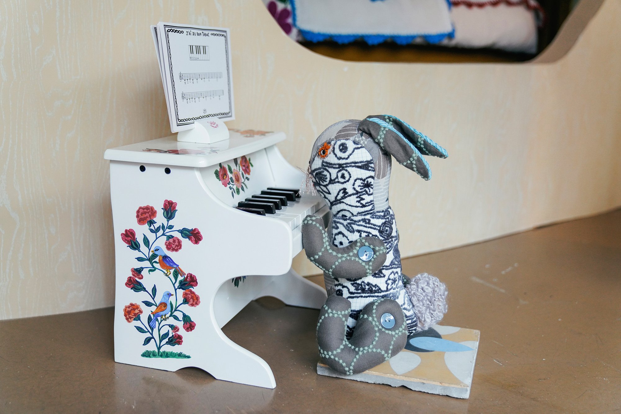 ミナ ペルホネン」がナタリー・レテと4年ぶりコラボ ノスタルジックなウサギのぬいぐるみを発売