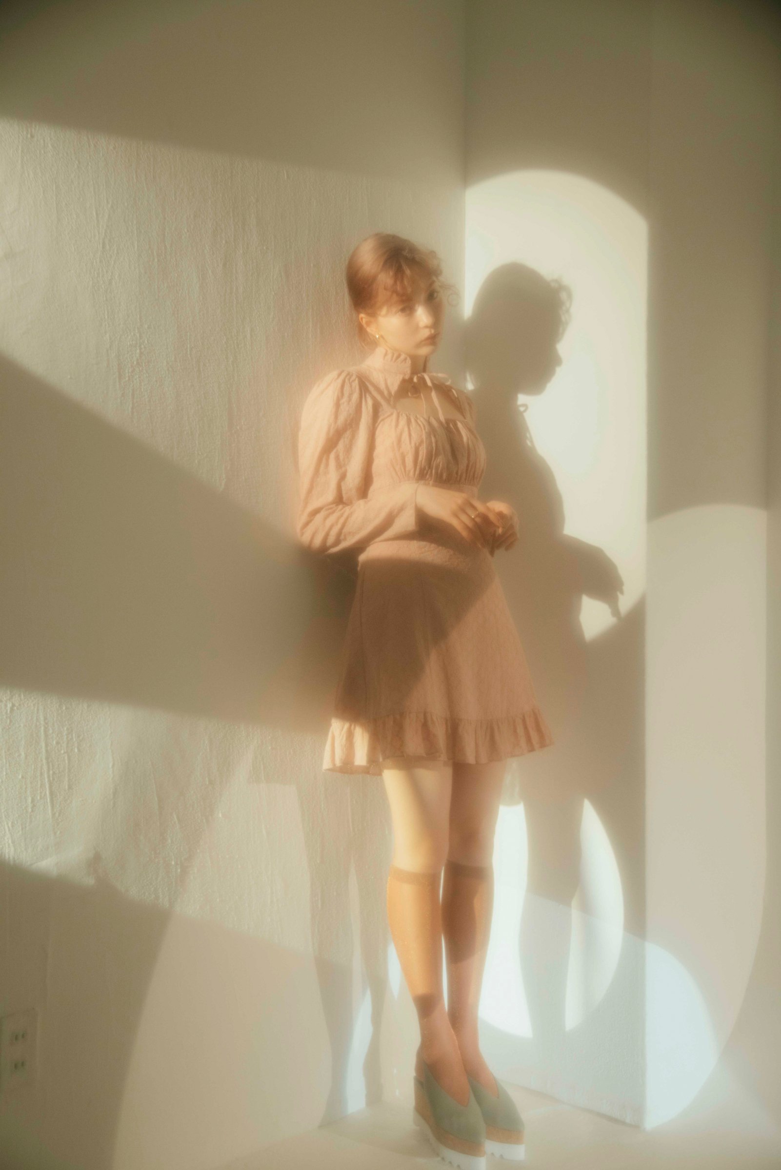 ハニーミーハニー が八木アリサとコラボ セーラーカラーのコートやミニワンピースを販売