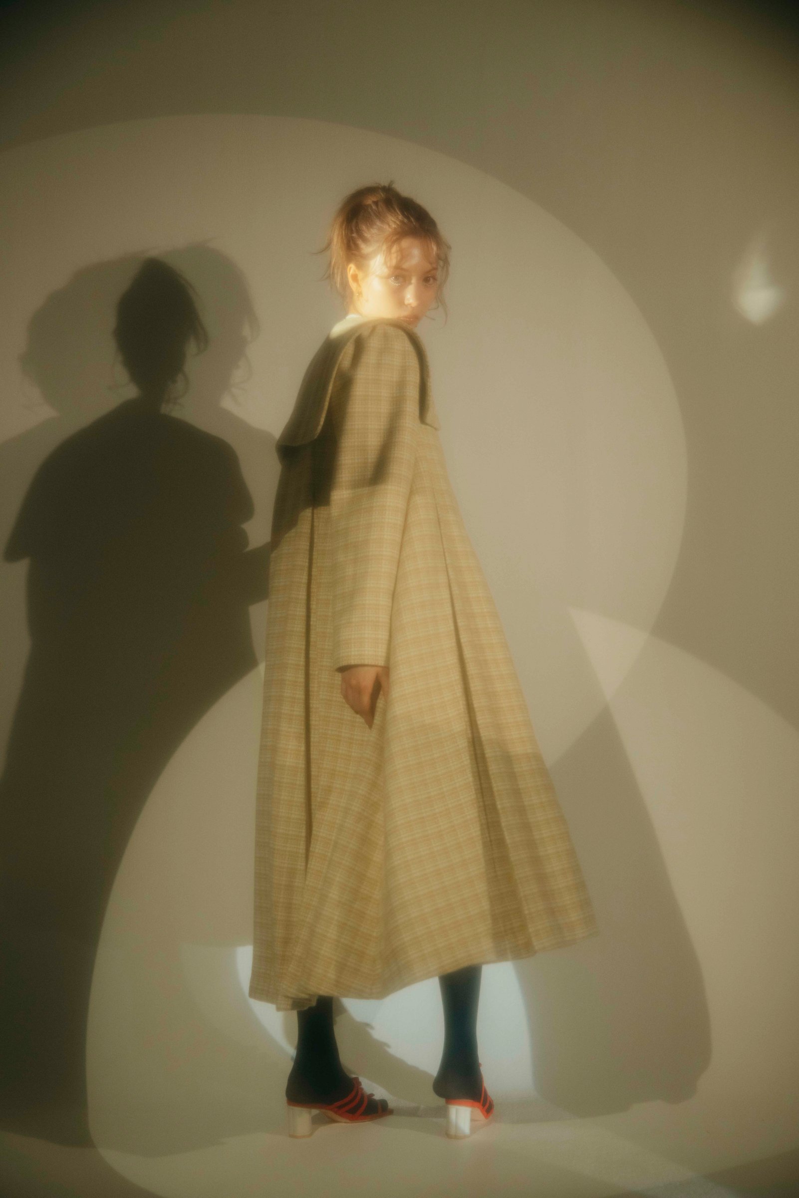 ハニーミーハニー が八木アリサとコラボ セーラーカラーのコートやミニワンピースを販売