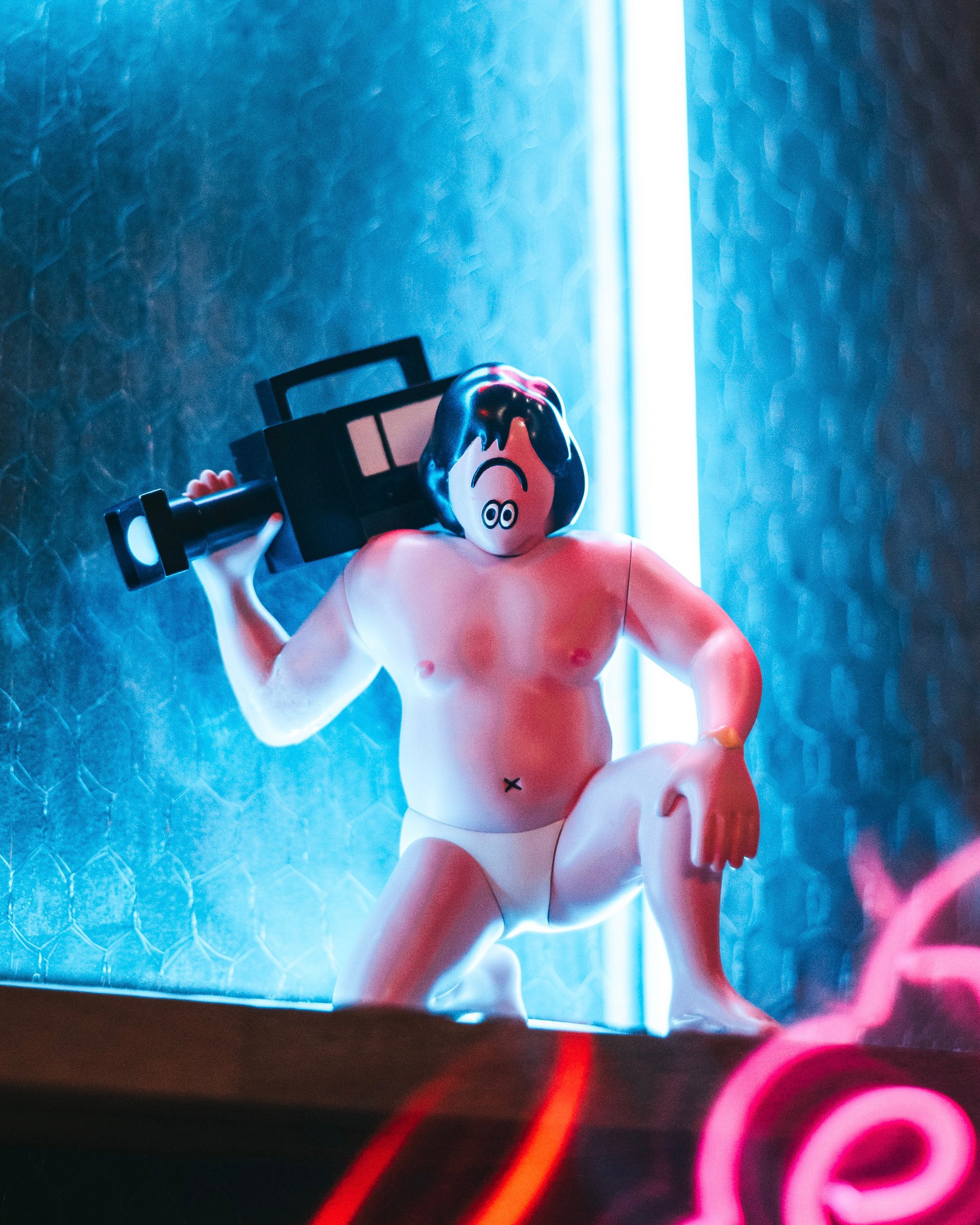 FACE × 全裸監督のビニール製フィギュアが624体限定でリリース