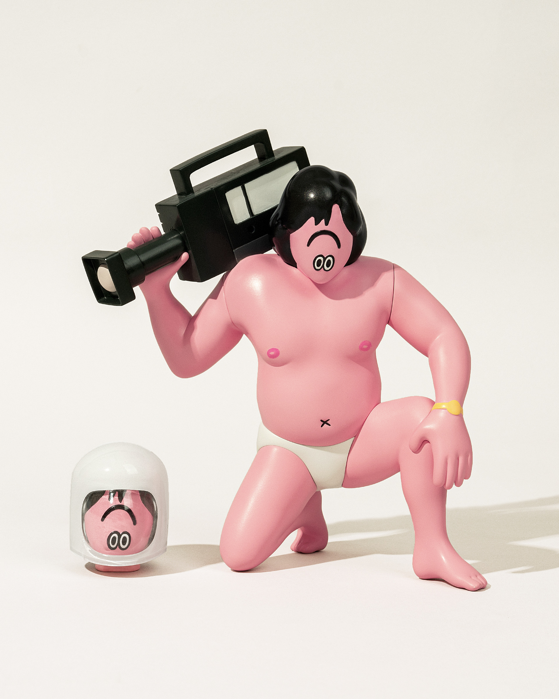 FACE × 全裸監督のビニール製フィギュアが624体限定でリリース