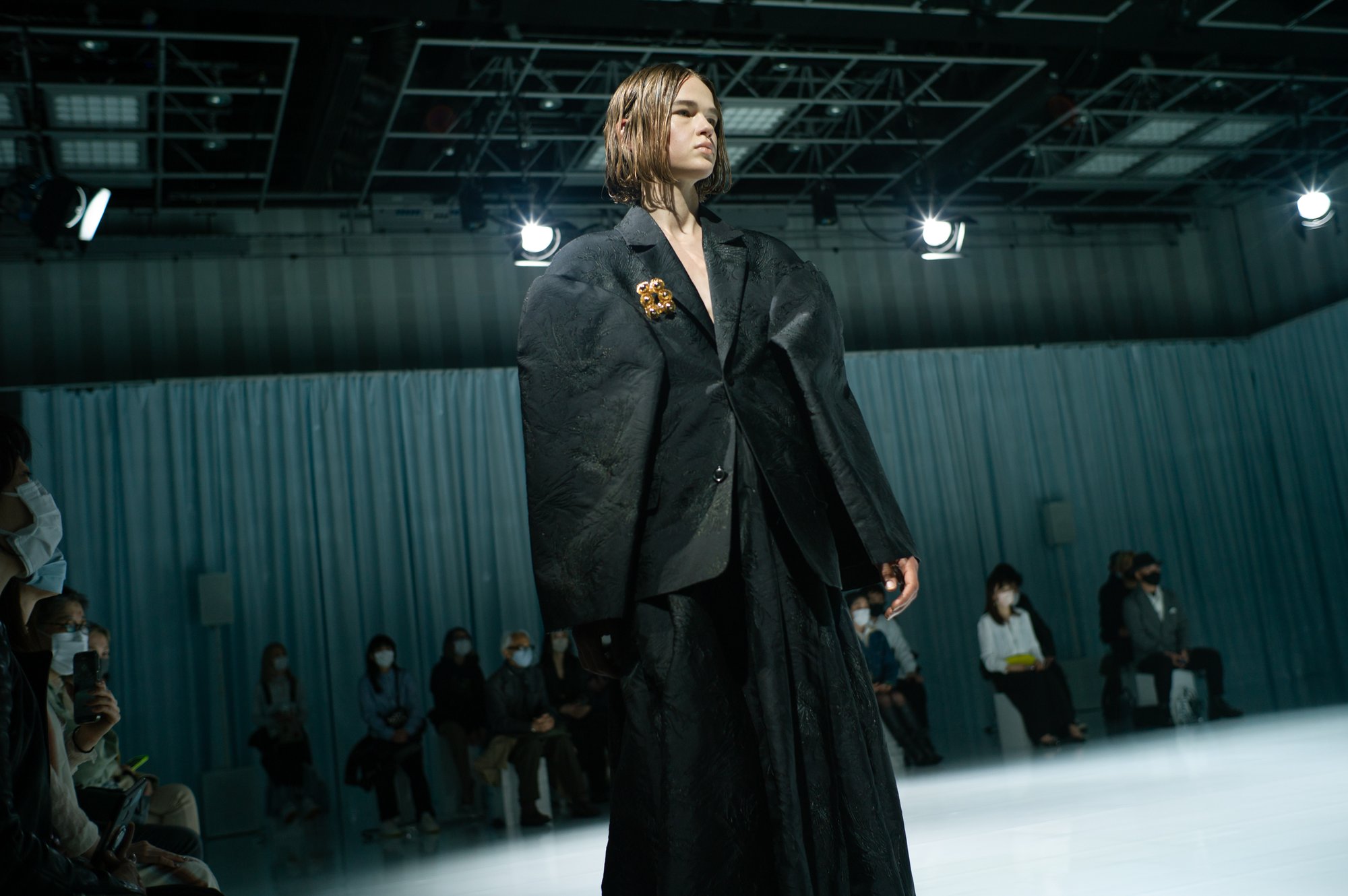 トーガ 5年ぶりの東京ショー 軽やかに弾むフォルムにのせた 自由であること