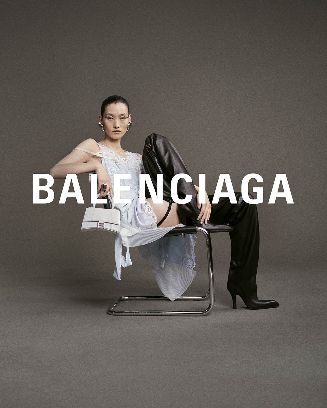 バレンシアガが新作ハンドバッグを発売、キルティングやエンボス加工を採用