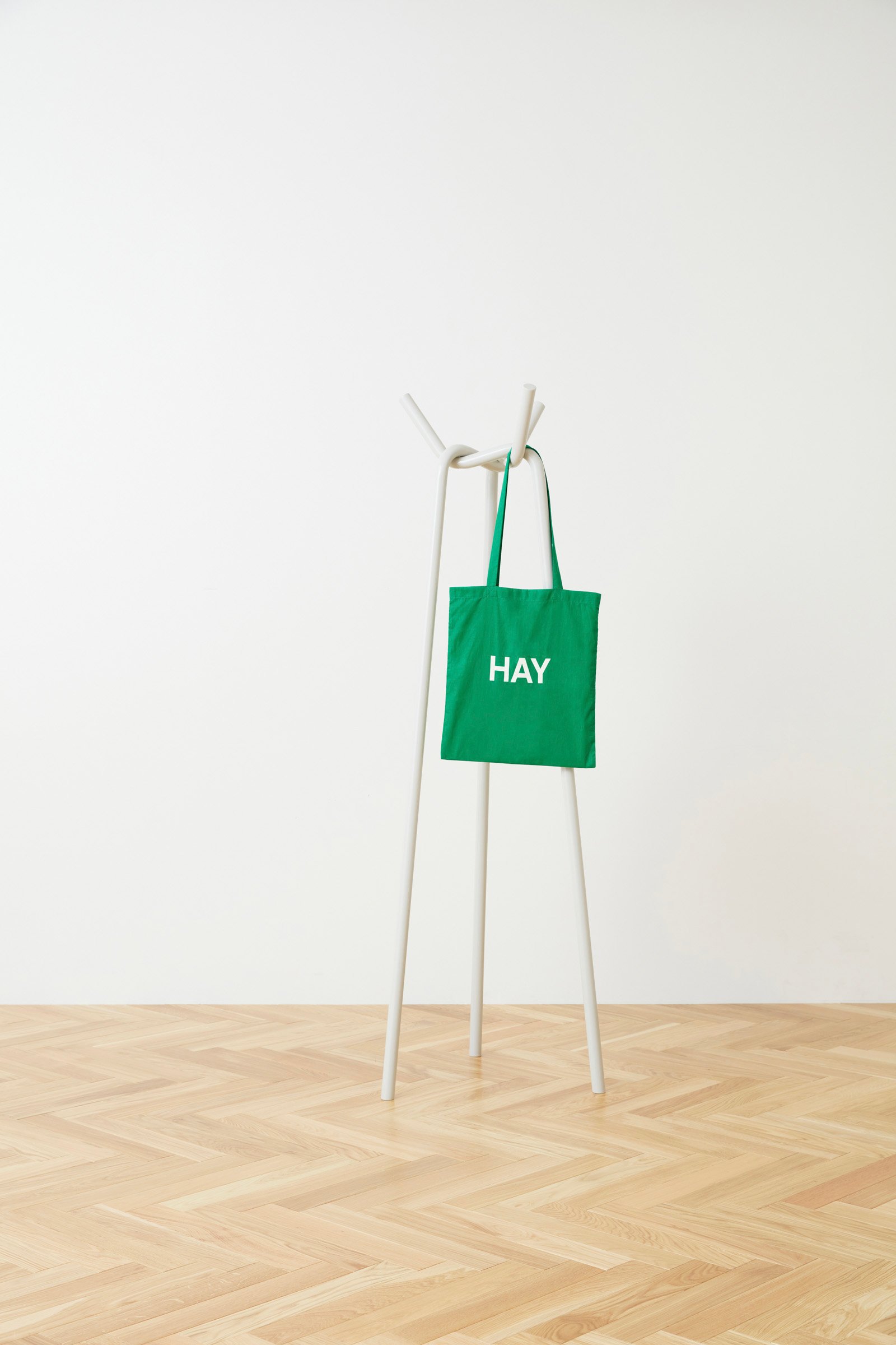 HAY」オリジナルデザインのトートバッグからグリーンの新色が登場