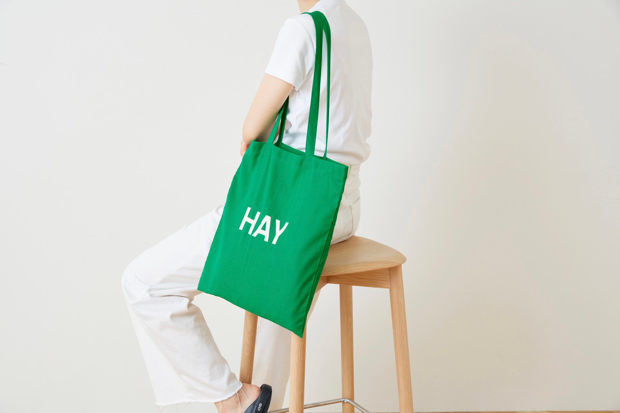 HAY」オリジナルデザインのトートバッグからグリーンの新色が登場