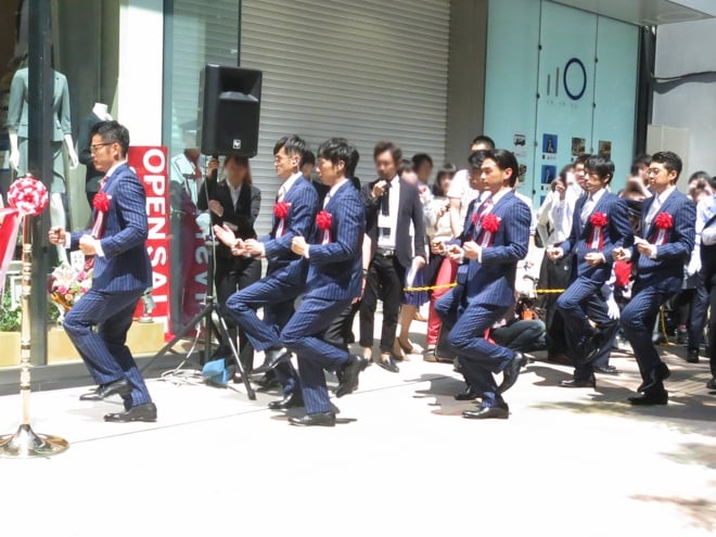 洋服の青山 新宿西口に初出店 World Orderがゲリラダンス